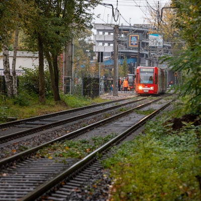 Die Kölner Verkehrs-Betriebe (KVB) bauen für die Linie 7 auf Höhe des Glashüttenparks einen Ersatzbahnsteig in Fahrtrichtung Köln.