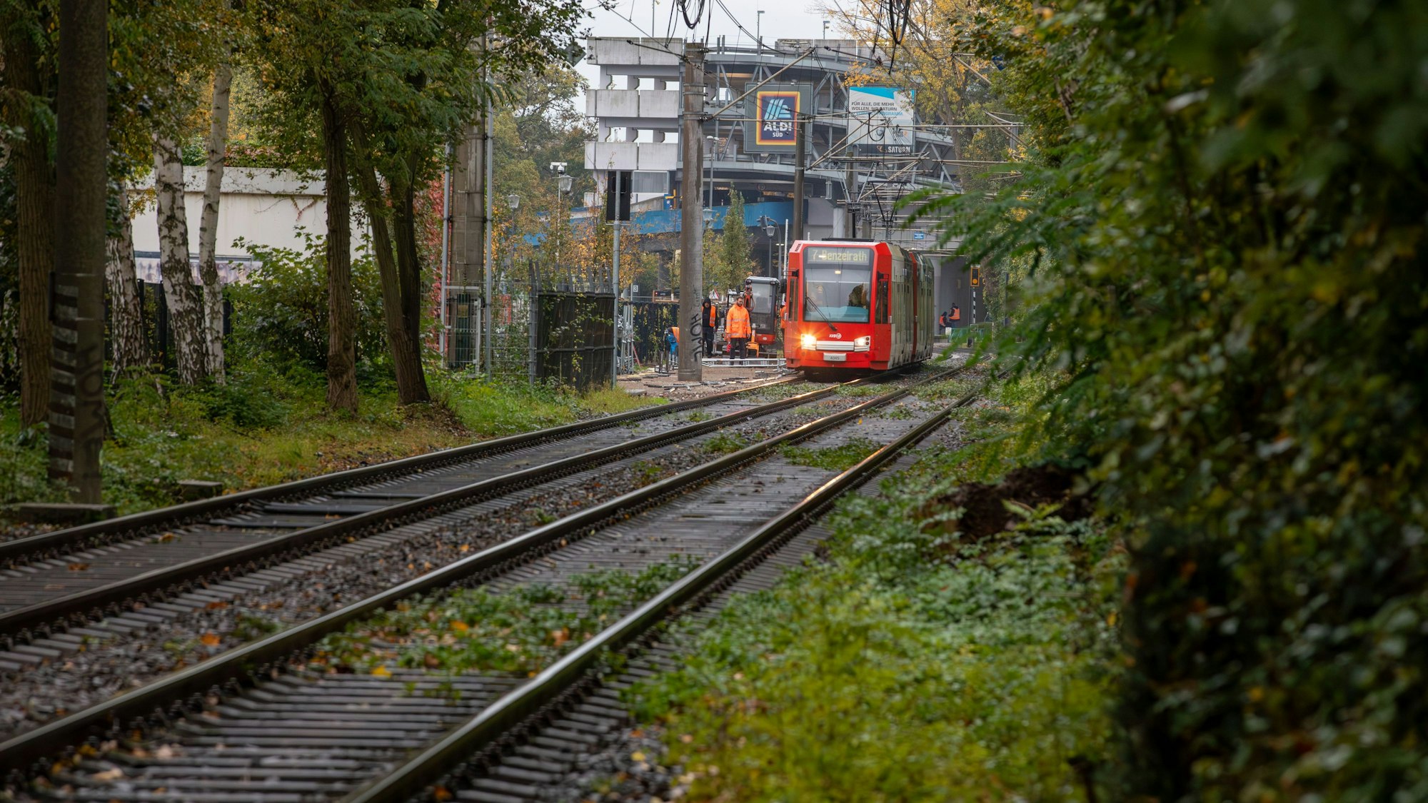 Die Kölner Verkehrs-Betriebe (KVB) bauen für die Linie 7 auf Höhe des Glashüttenparks einen Ersatzbahnsteig in Fahrtrichtung Köln.