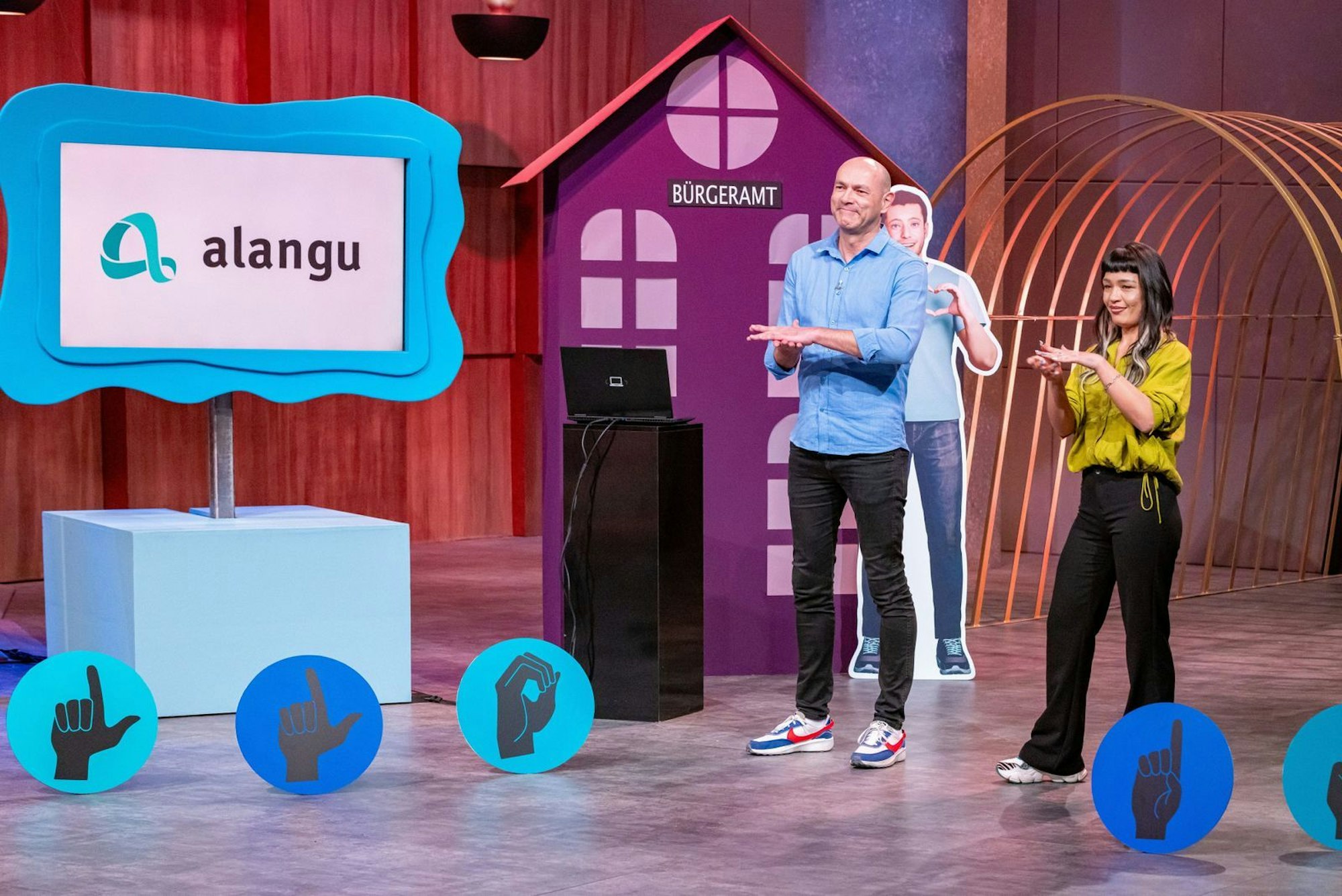 Sag's mit Gebärden: Die „Alangu“-Präsentation, in der es um Alltagshilfe für taube Menschen ging, bewegte die Investoren sehr. Geld wollten sie trotzdem nicht lockermachen. (Bild: RTL / Bernd-Michael Maurer )