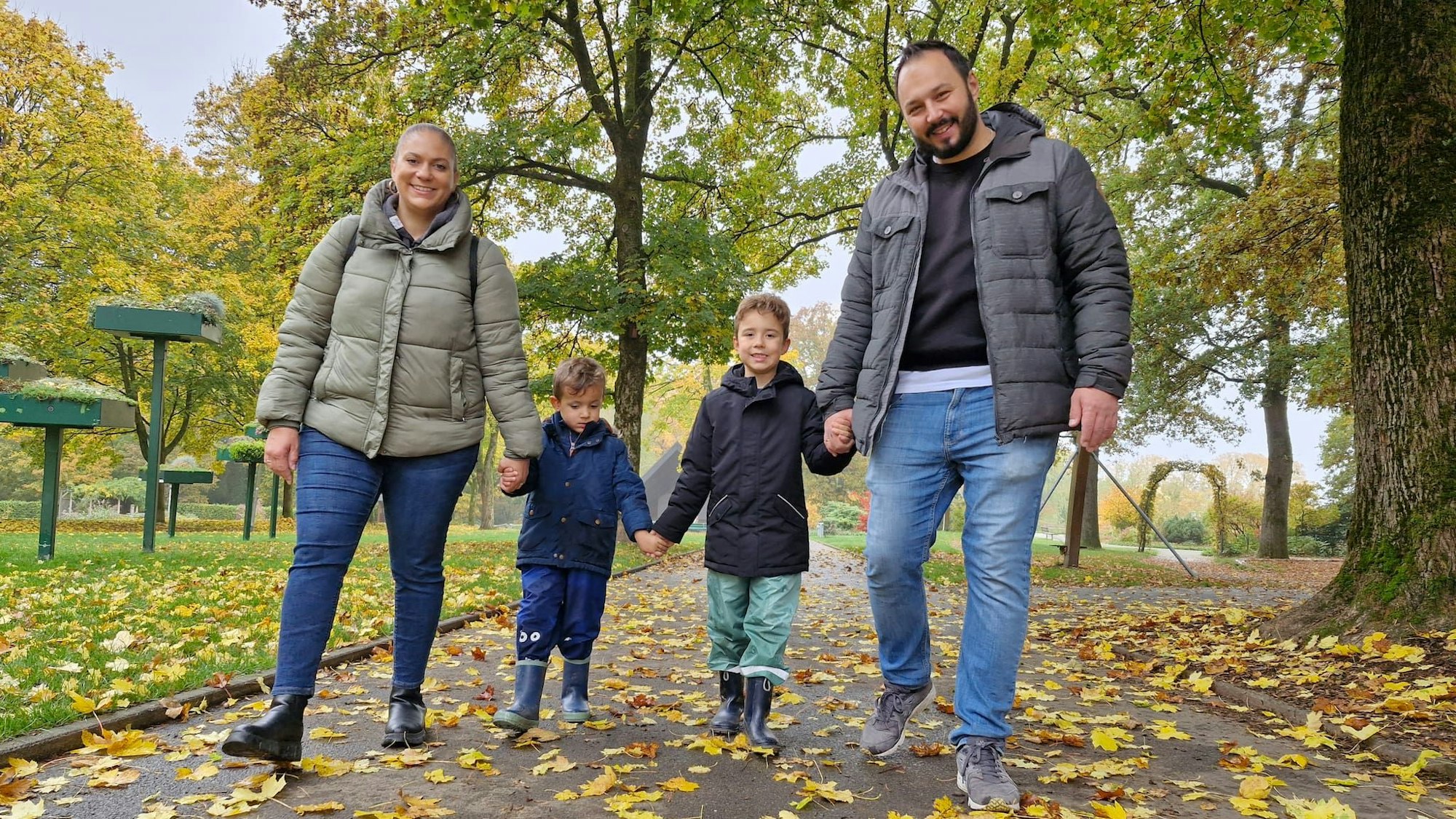 Sie genießen den Herbst in vollen Zügen – und lieben jetzt sogar Laub und Regen: Jennifer Itinga Fontan (39) und Lukas Reinike (40) mit ihren Söhnen Elián (4) und Noel (6).