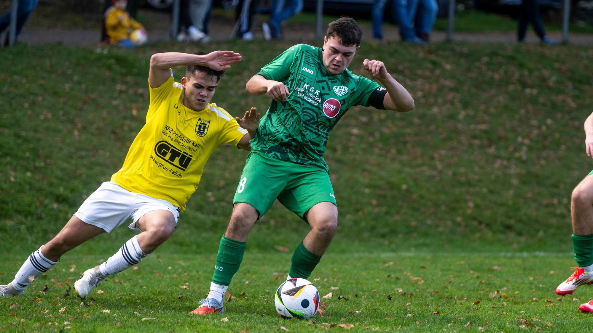 Der Golbacher Spieler Luca Adaldo rutscht auf dem Rasen aus, den Ball führt ein Vernicher.