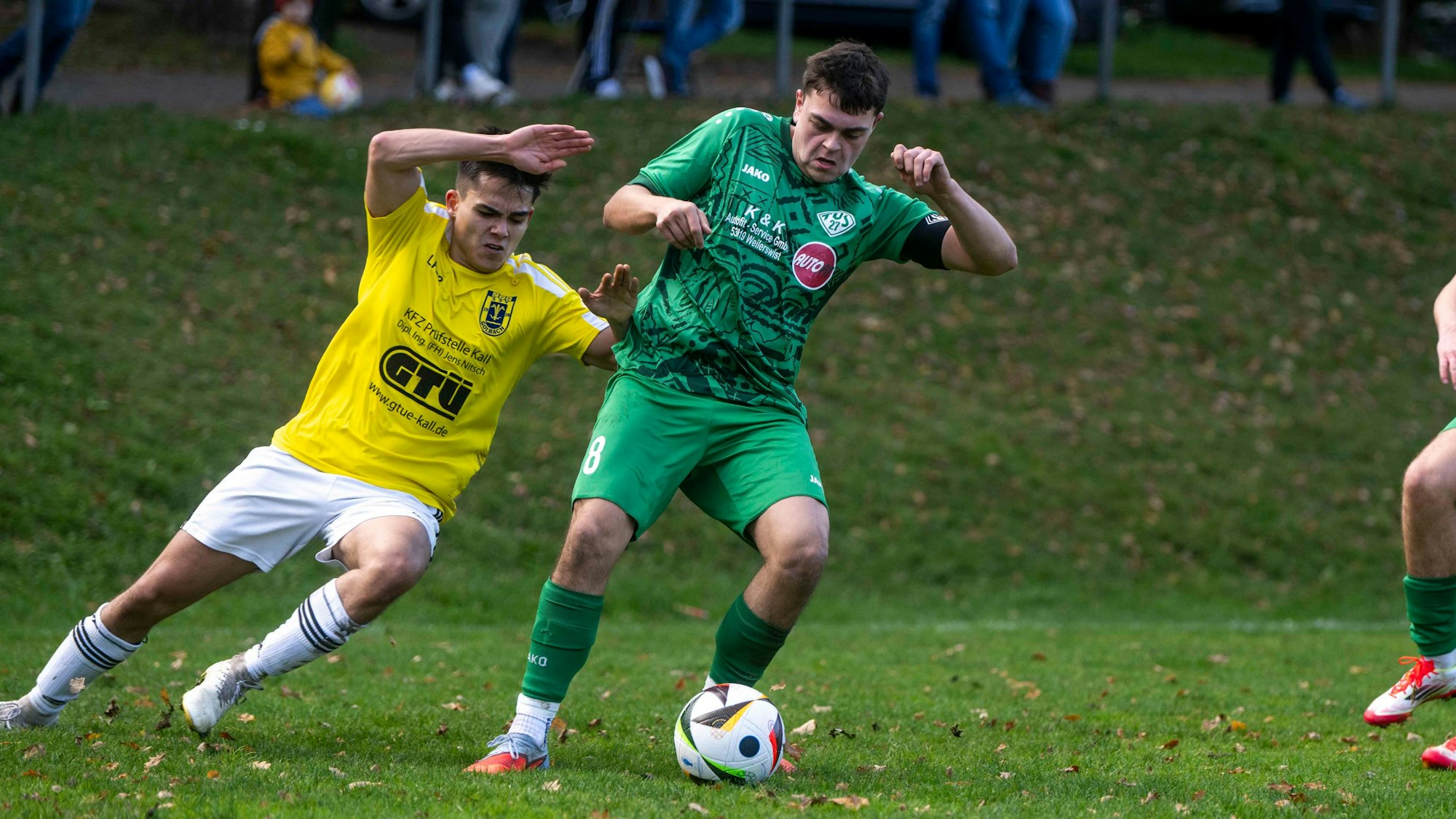 Der Golbacher Spieler Luca Adaldo rutscht auf dem Rasen aus, den Ball führt ein Vernicher.