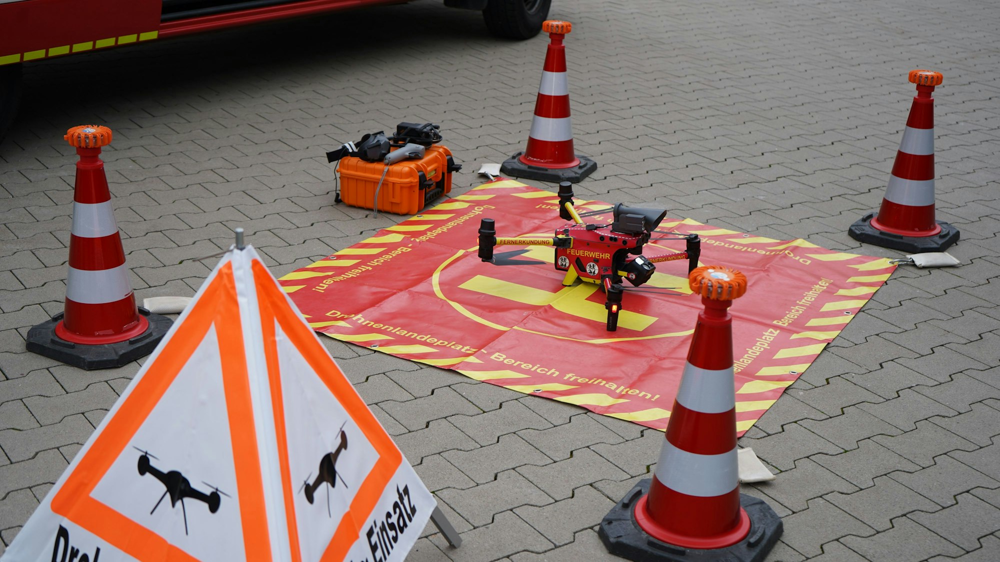 Das Foto zeigt eine Drohne auf ihrem Start- und Landeplatz.