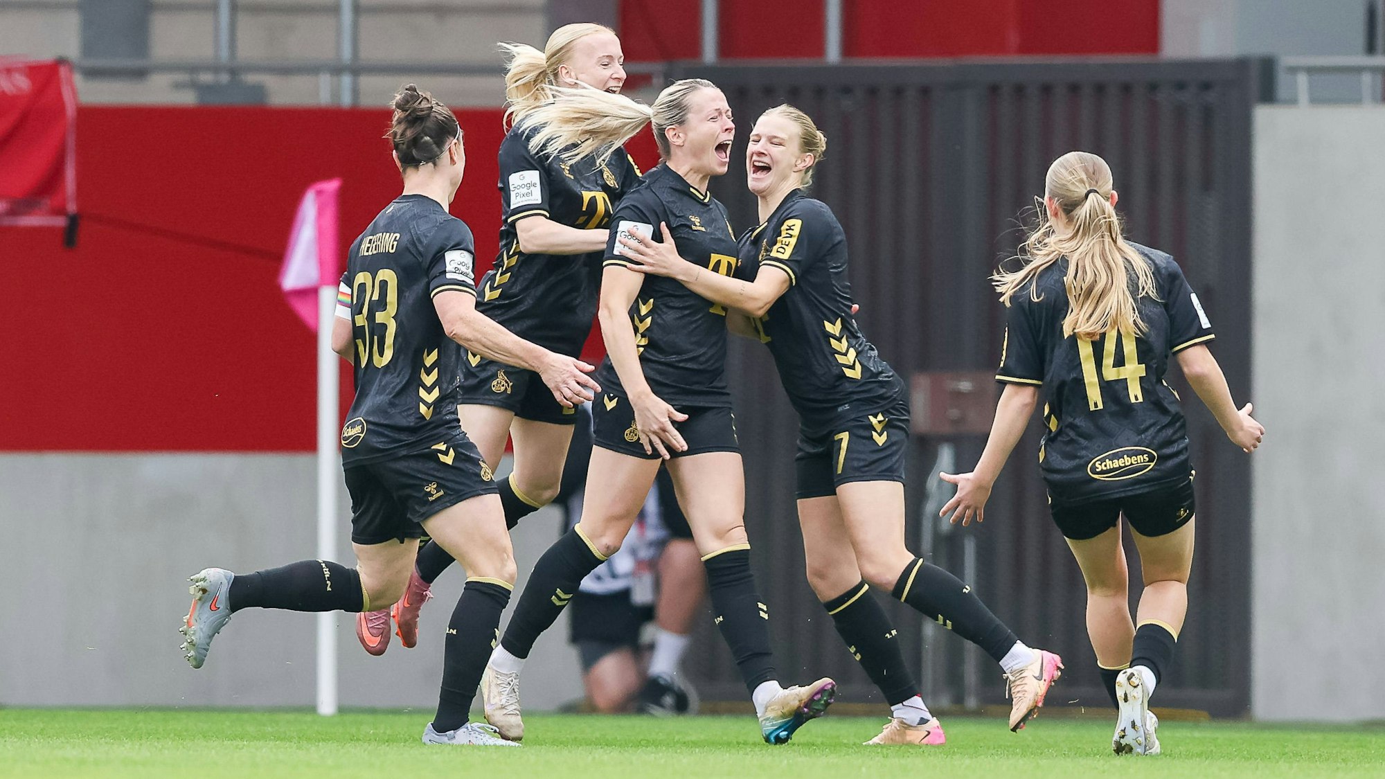 Die Koelner Spielerinnen bejubeln das Tor zum 0:1 durch Sandra Maria Jessen 1. FC Koeln, 06, GER, FC Bayern Muenchen vs. 1. FC Koeln, Fussball, Google Pixel Frauen-Bundesliga, 7. Spieltag, Saison 2025/2026, 19.10.2025, DFL DFB REGULATIONS PROHIBIT ANY USE OF PHOTOGRAPHS as IMAGE SEQUENCES and or QUASI-VIDEO, GER, FC Bayern Muenchen vs. 1. FC Koeln, Fussball, Google Pixel Frauen-Bundesliga, 7. Spieltag, Saison 2025/2026, 19.10.2025 Muenchen *** The Cologne players celebrate the goal to 0 1 by Sandra Maria Jessen 1 FC Koeln, 06 , GER, FC Bayern Muenchen vs 1 FC Koeln, Football, Google Pixel Womens Bundesliga, Matchday 7, Season 2025 2026, 19 10 2025, DFL DFB REGULATIONS PROHIBIT ANY USE OF PHOTOGRAPHS as IMAGE SEQUENCES and or QUASI VIDEO, GER, FC Bayern Muenchen vs 1 FC Koeln, Football, Google Pixel Frauen Bundesliga, 7 Spieltag, Saison 2025 2026, 19 10 2025 Muenchen Copyright: xEibner-Pressefoto/JennixMaulx EP_JML