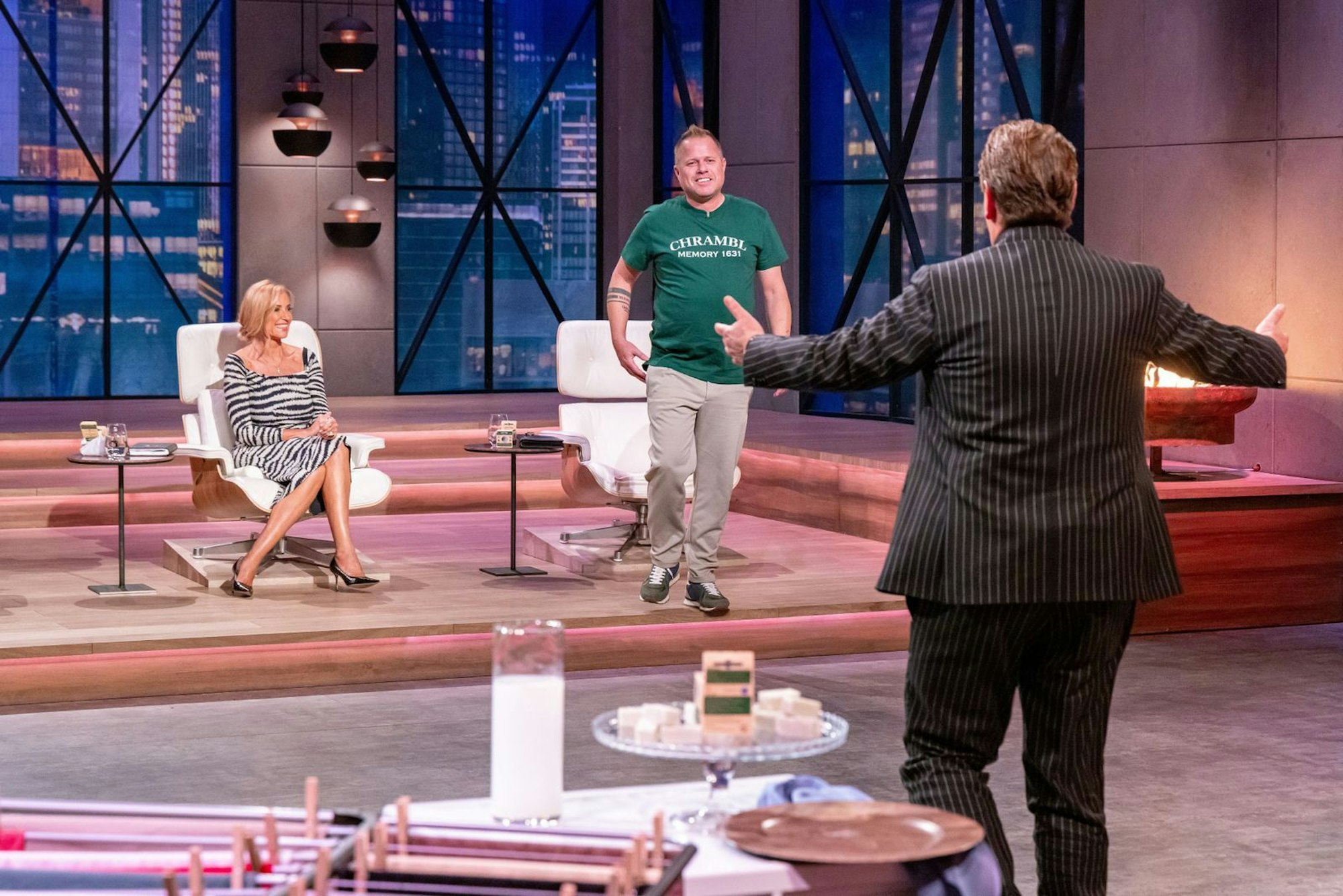 Ralf Dümmel ist ein Mann, der praktisch denkt. Und er macht den Deal mit dem „Seifenkaiser“. Er kauft sich für 125.000 Euro ein Viertel der Waschwürfel-Firma. Dafür darf den Gründer auch mal testsitzen auf einem Löwen-Sessel. (Bild: RTL / Bernd-Michael Maurer )