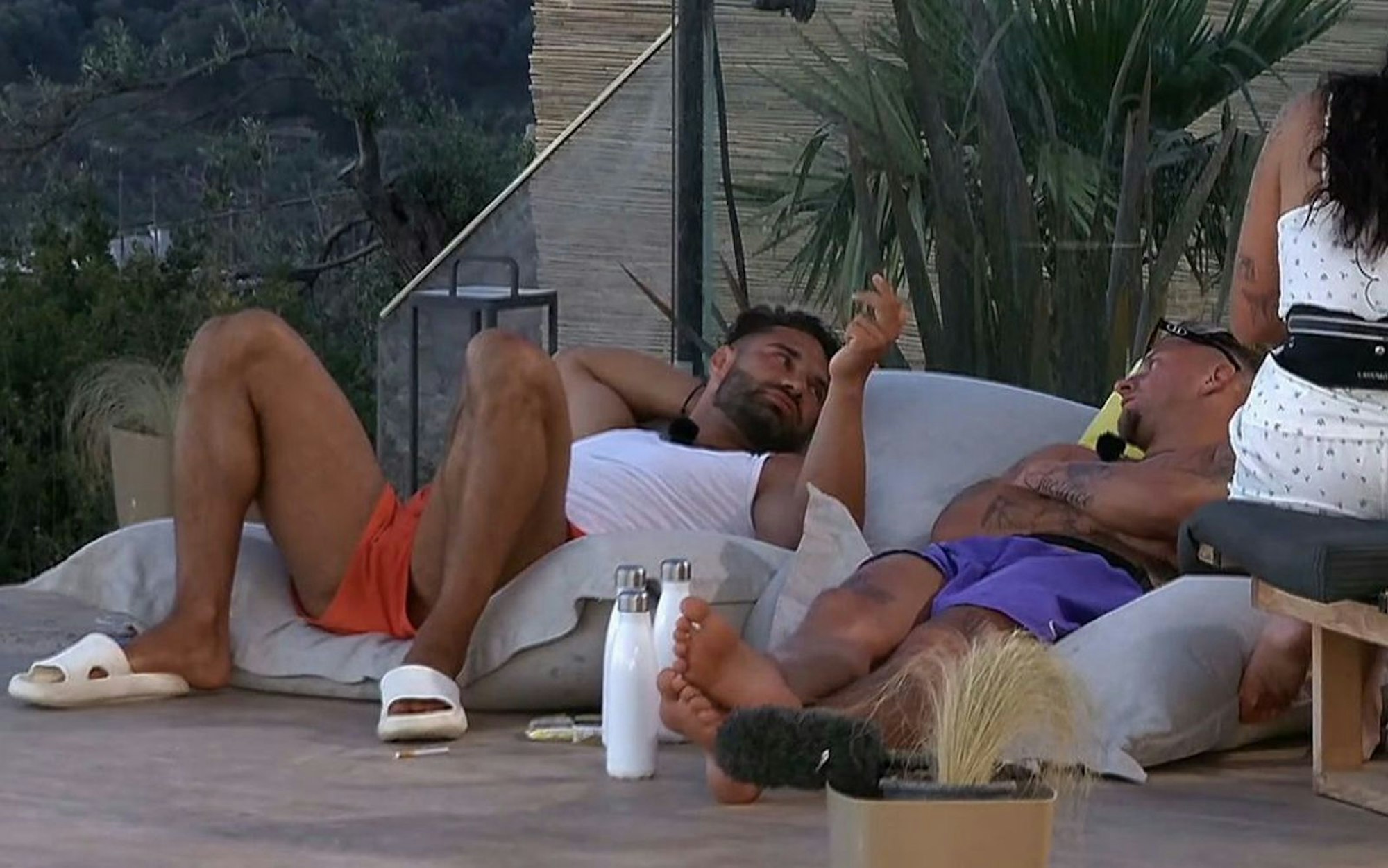 Aleks' (l.) beschwert sich über Freundin Vanessa.  (Bild: RTL/ Screenshot)