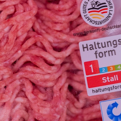 Aldi Süd will bei Fleischwaren aus eigener Produktion künftig keine Produkte mit Haltungsform 1 mehr verkaufen.