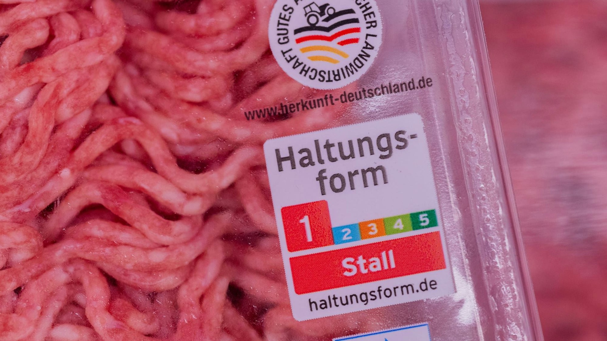 Aldi Süd will bei Fleischwaren aus eigener Produktion künftig keine Produkte mit Haltungsform 1 mehr verkaufen.