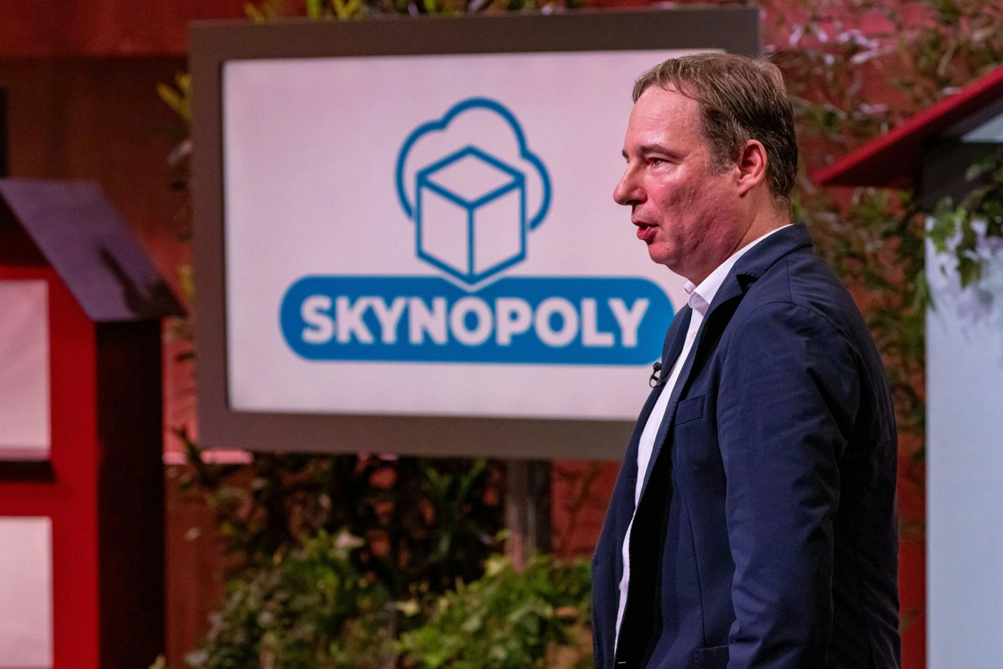 Gründer Conrad, ein Jurist, kennt sich gut mit Fragen der Flugsicherheit - auch für Drohnen - aus. Sein Start-up „Skynopoly“, bei dem es um rechtliche Fragen des Überfliegens von Privatgründstücken ging, überzeugte aber nicht. (Bild: RTL / Bernd-Michael Maurer )
