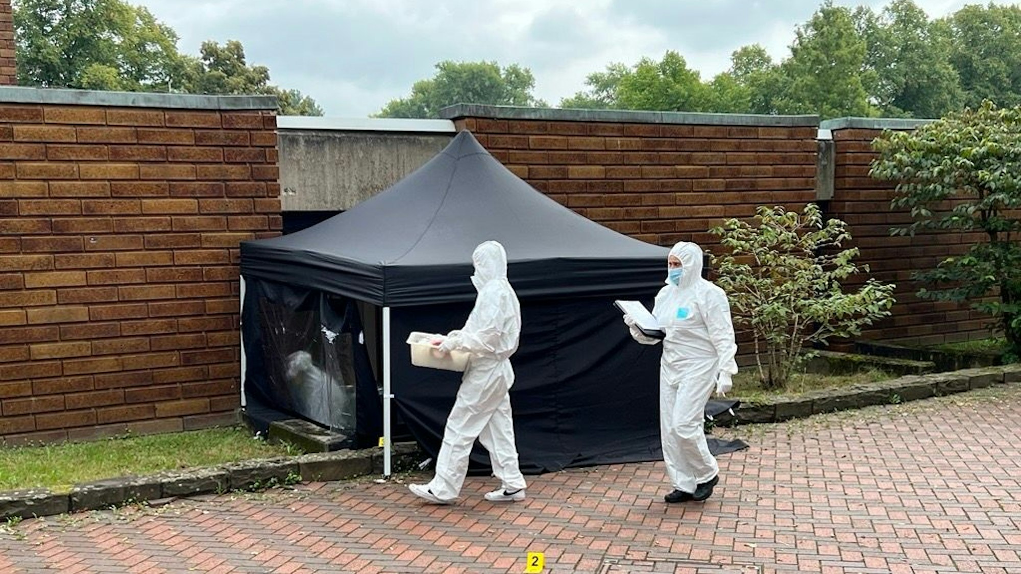 Polizisten sichern am 13. September 2023 Spuren nach dem Einbruch ins Museum für Ostasiatische Kunst.