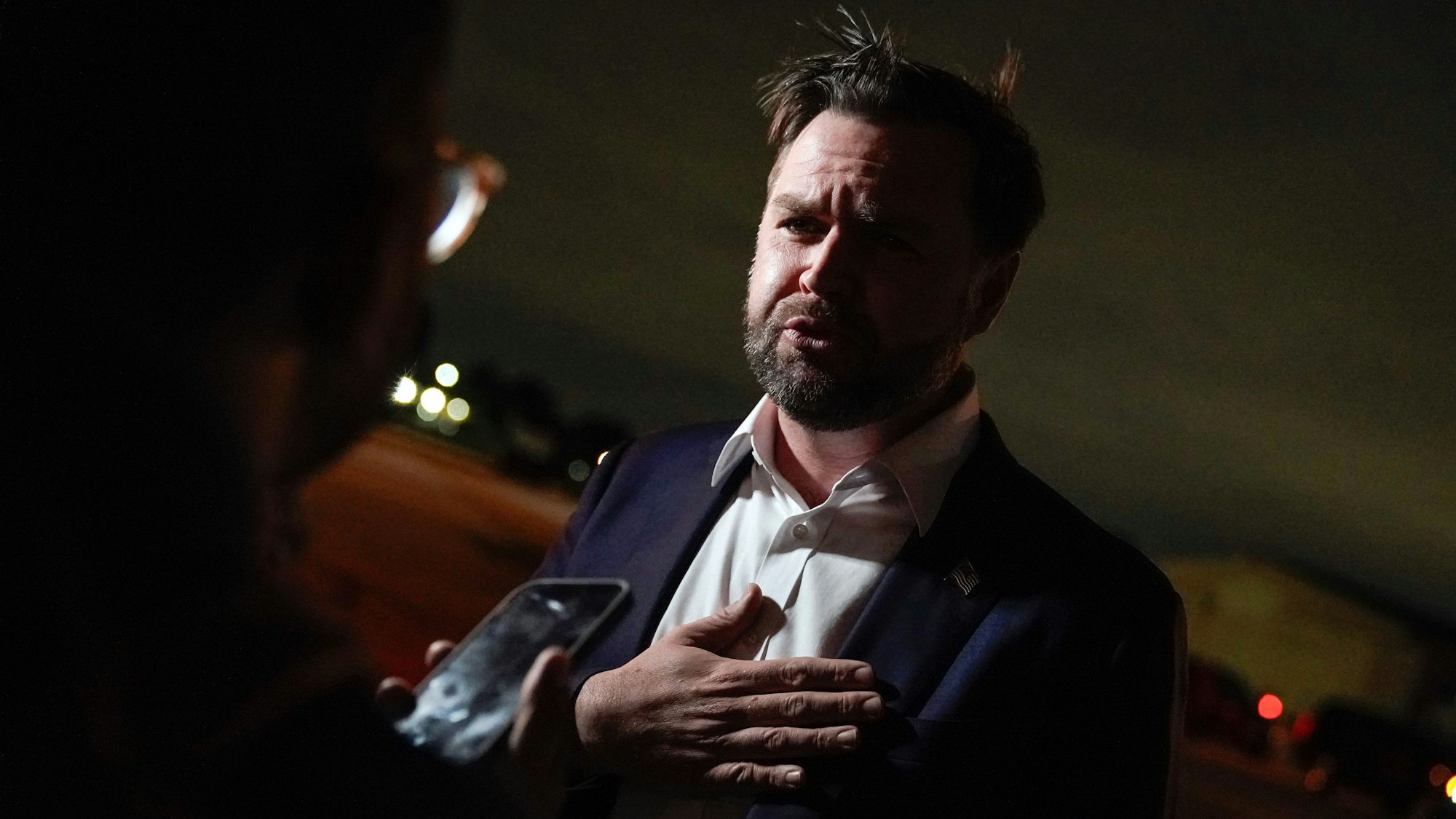 US-Vizepräsident JD Vance spricht mit Reportern bei seiner Ankunft auf dem Joint Base Andrews, nachdem er an der 250-Jahr-Feier des Marine Corps in Camp Pendleton in Kalifornien teilgenommen hat. (Archivbild)