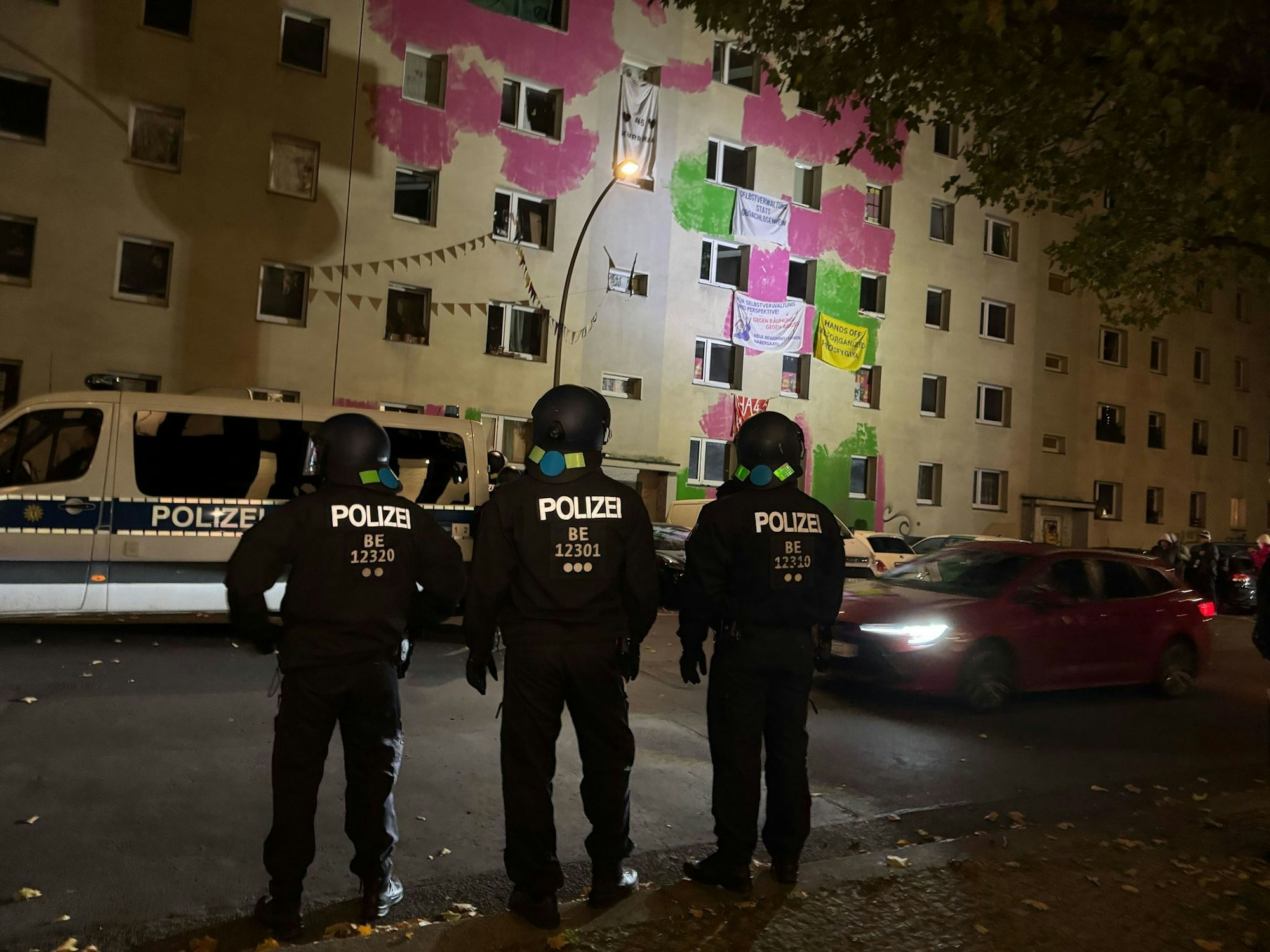 Dutzende Menschen wehren sich in Berlin-Mitte gegen die Räumung von teilweise besetzten Häusern.