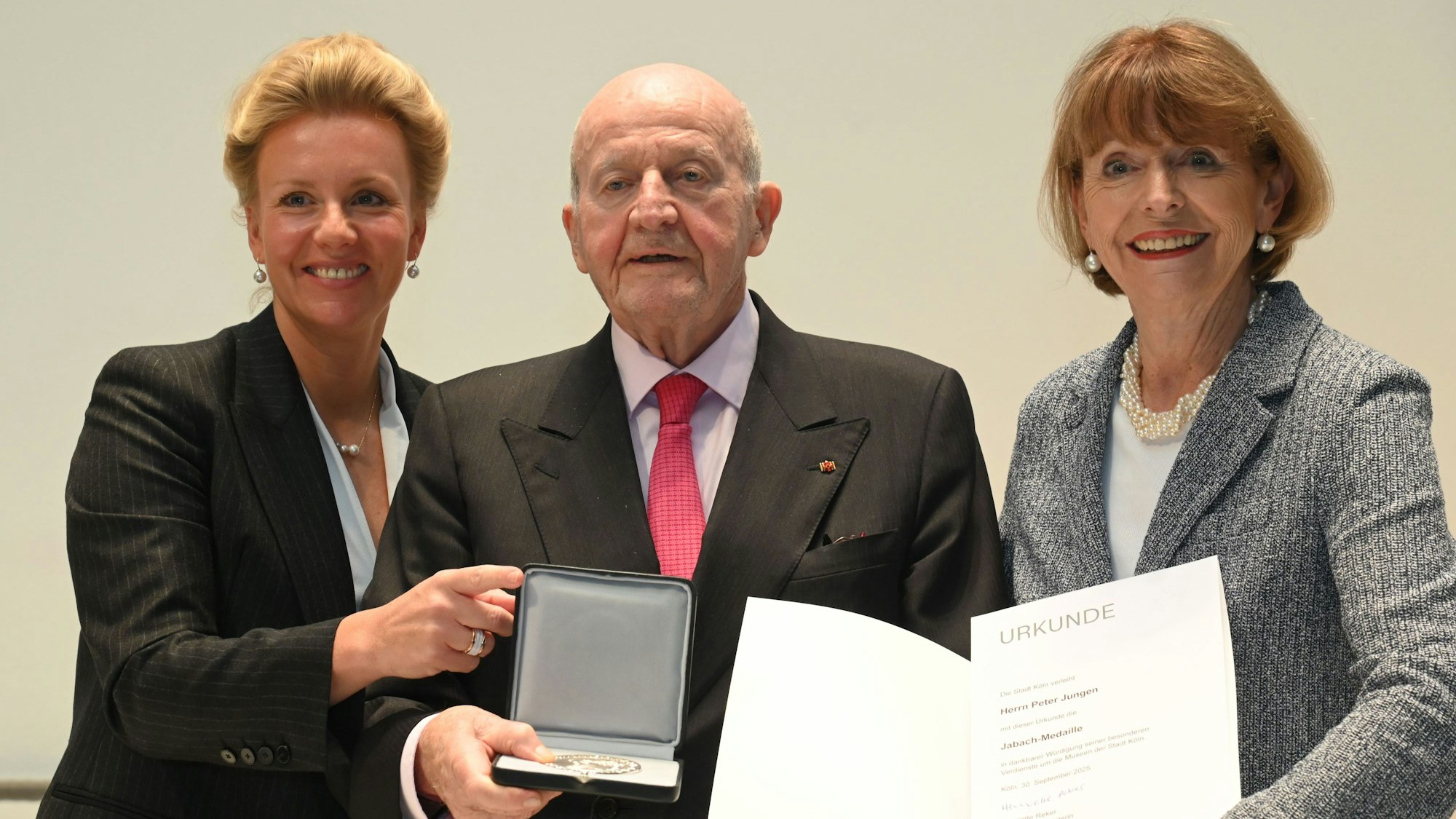 Verleihung Kulturpreis Jabach-Medaille. Oberbürgermeisterin Henriette Reker und NRW Kulturministerin Ian Brandis zeichnen Peter Jungen aus. Foto: Alexander Schwaiger