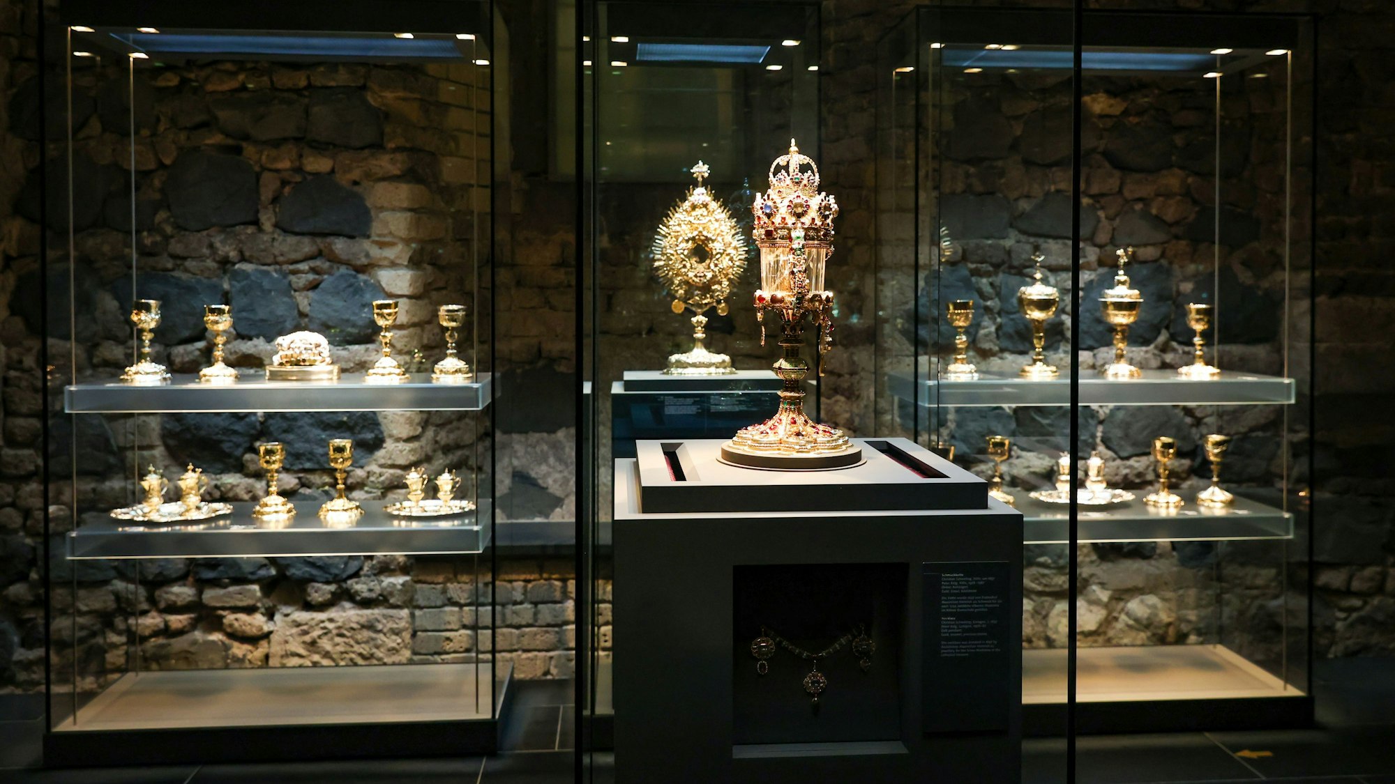 Blick in die Kölner Domschatzkammer.