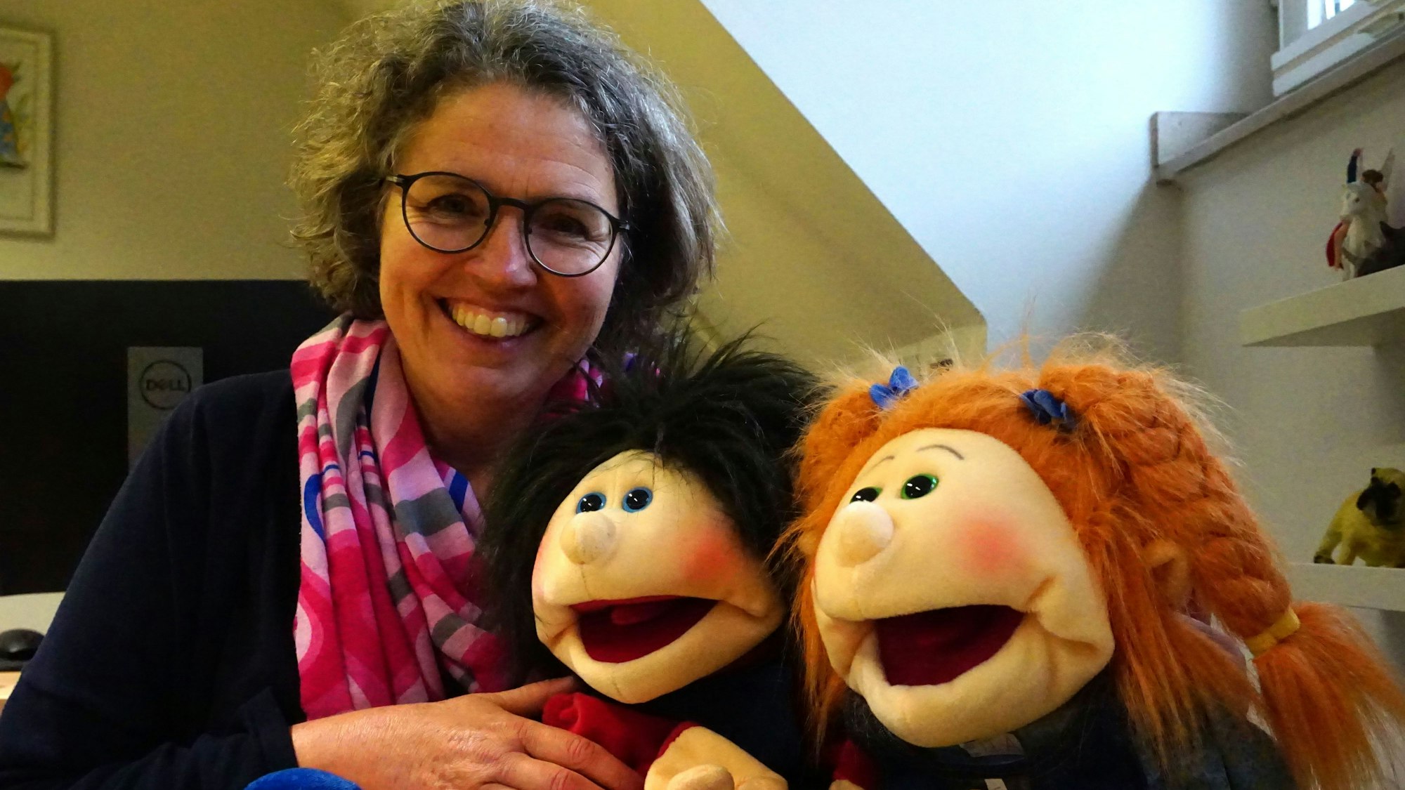 Ute Harth nutzt im Gespräch mit den Kindern sehr gerne ihre Puppen, um das Reden zu erleichtern.