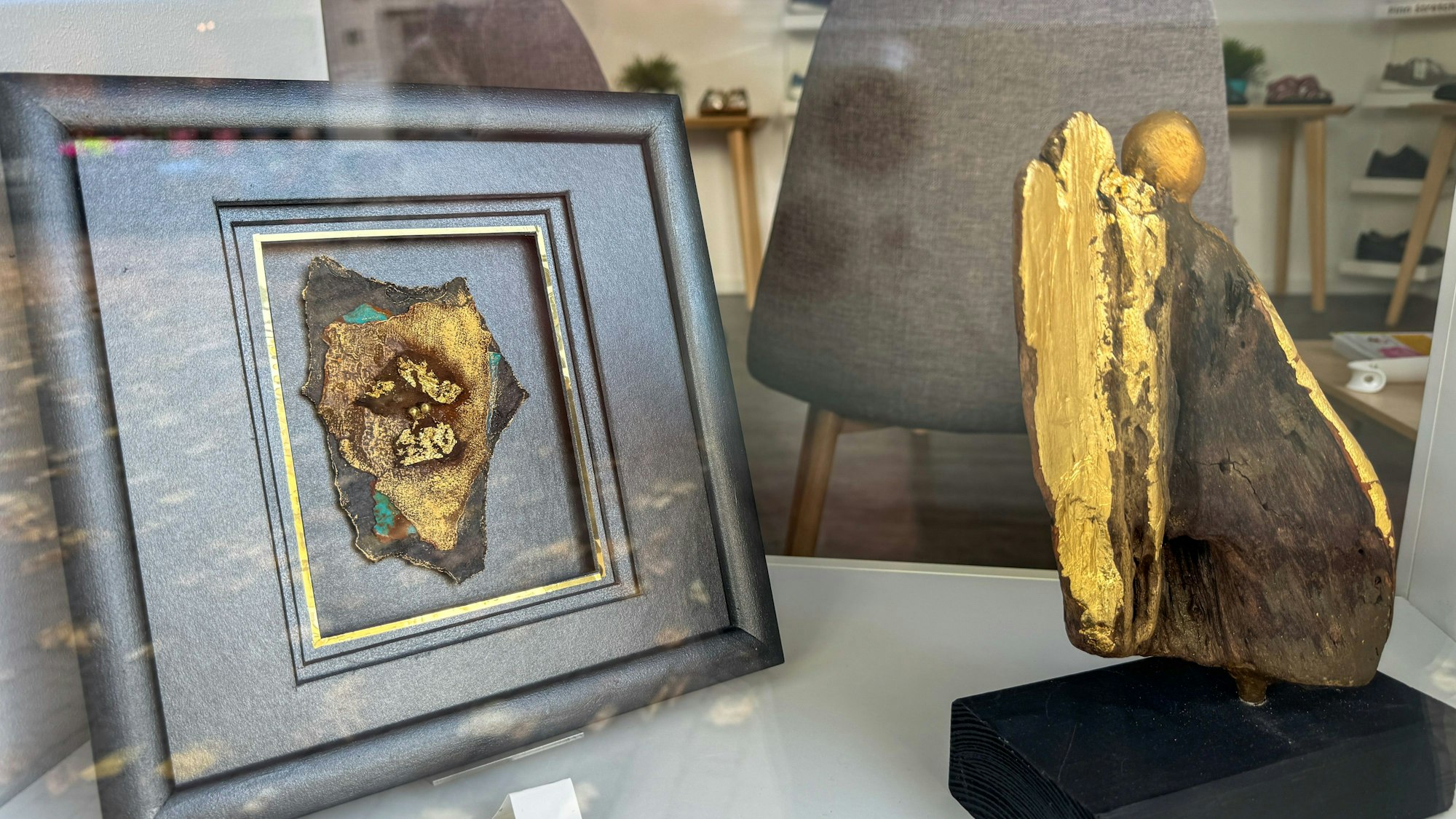 Ulrike Pathe präsentierte im Schaufenster eines Schuhgeschäfts Skulpturen aus Schwemmholz und Blattgold.
