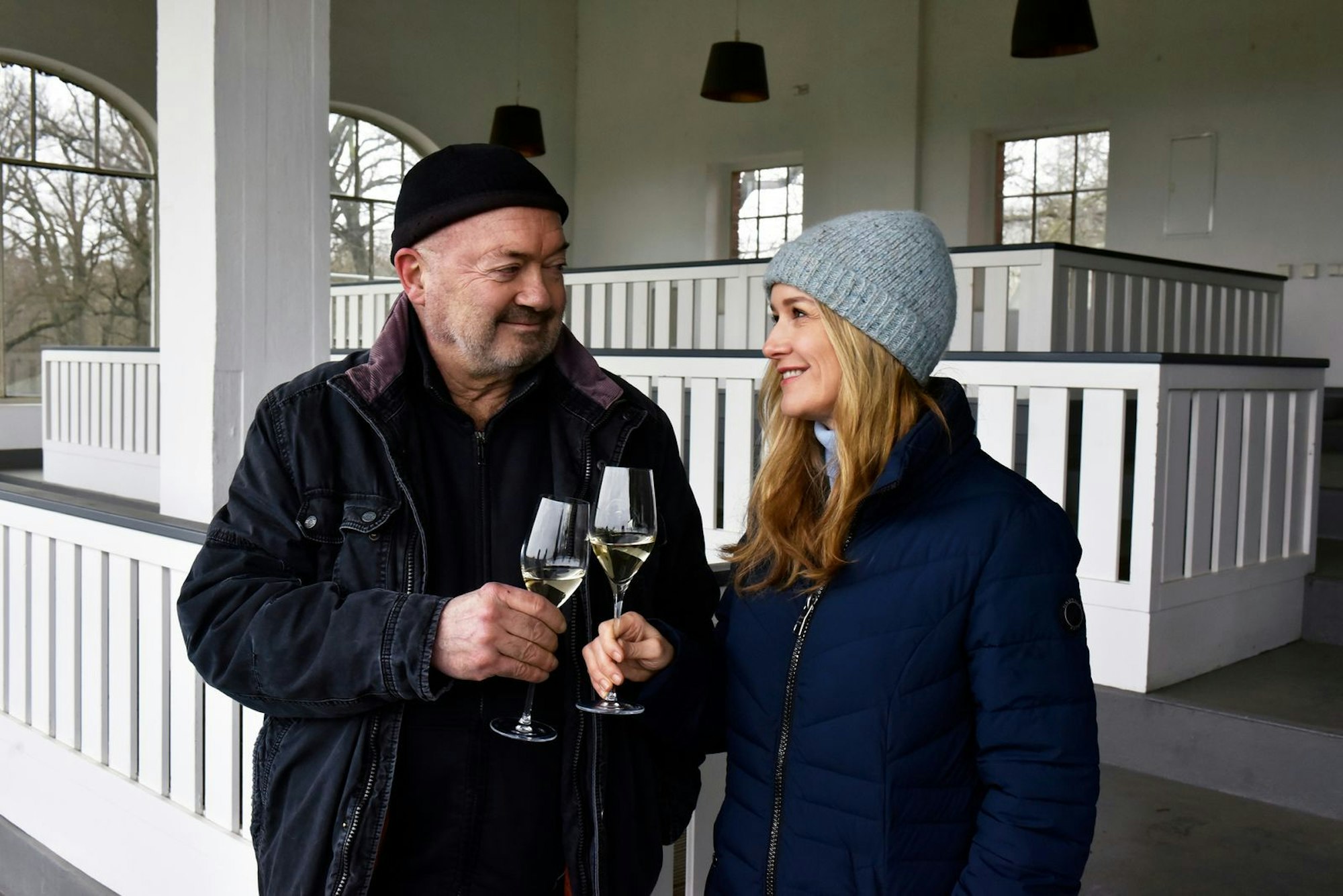 Anstoßen auf das Dienstjubiläum des Kommissars: 30 Jahre ist Otto Garber (Florian Martens) nun schon beim LKA, Kollegin Linett Wachow (Stefanie Stappenbeck) freut sich mit. (Bild: ZDF / Katrin Knoke)