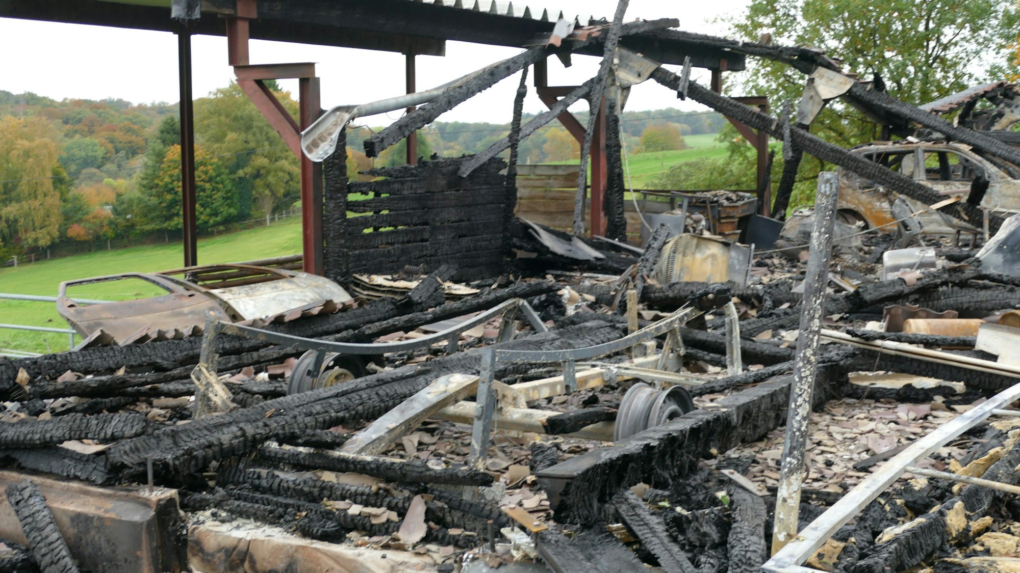 Die Ruine einer Halle und Brandschutt am Boden.