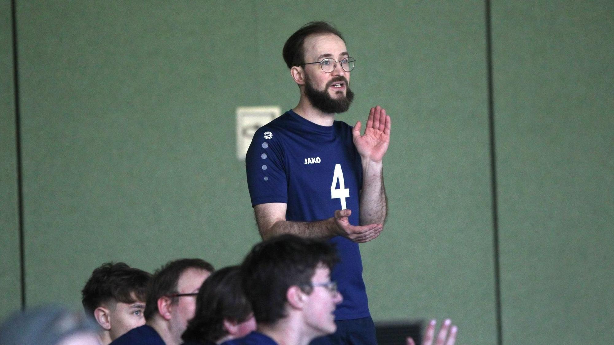 Blankenheims Trainer Nils Wiederer klatscht aufmunternd in die Hände.