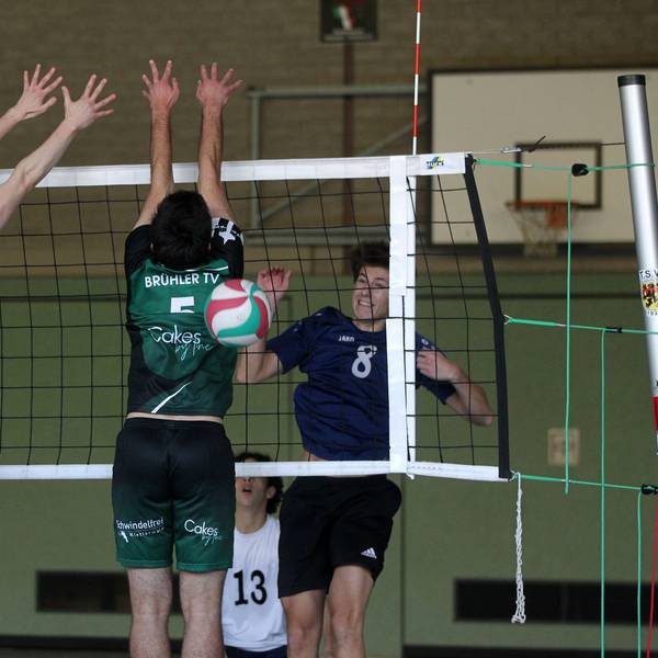 Der von Tim Pint gespielte Ball ging an den beiden blockenden Gegnern aus Brühl vorbei.