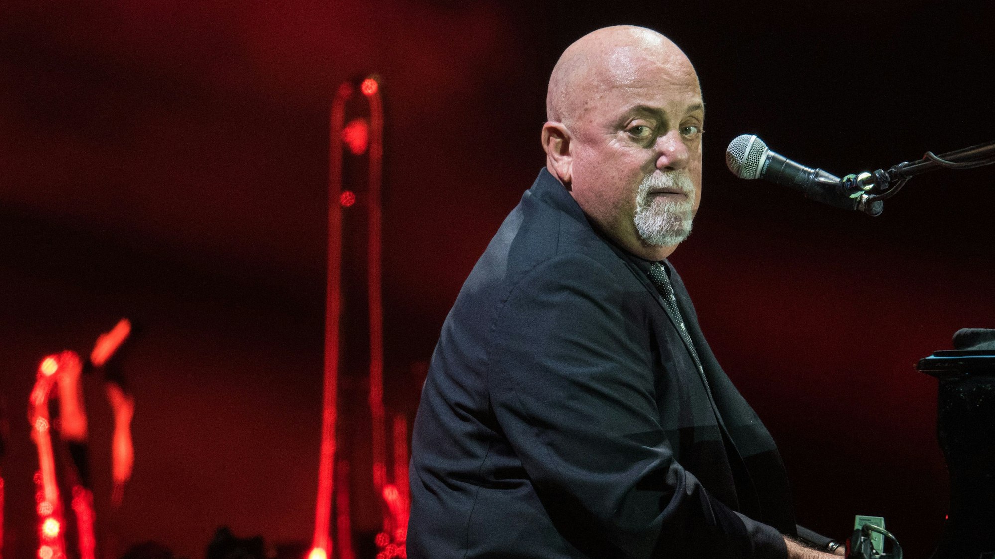 Billy Joel, Sänger und Pianist aus den USA, singt bei einem Konzert in der Commerzbank-Arena in Frankfurt am Main im September 2016.