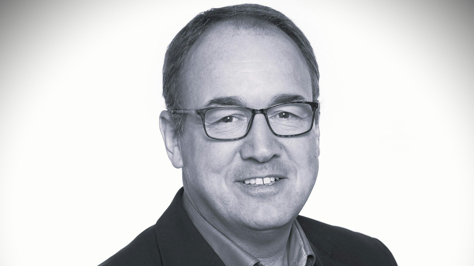 Das Bild zeigt ein Portrait von Rainer Tüschenbönner aus Wesseling, Leiter des Domforums Köln, der bei einer Bergwanderung tödlich verunglückte.