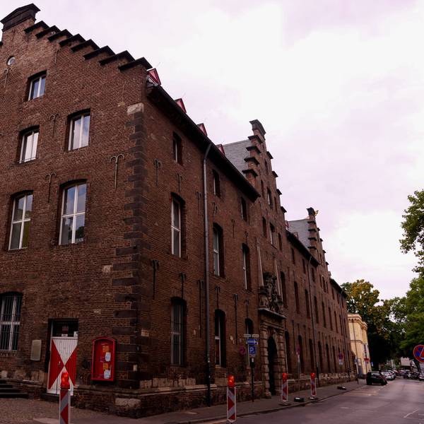 28.07.2025, Köln: Die rot-weißen Fensterläden am Zeughaus, in der Fachsprache Schlagläden genannt, wurden seit Montag abgenommen, weil sie marode sind. Das Gebäude zeigt sich jetzt ohne die Fensterläden. Foto: Thilo Schmülgen