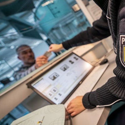 Die auf dem Bild zu sehenden gefälschten Dokumente wurden von der Bundespolizei sichergestellt.