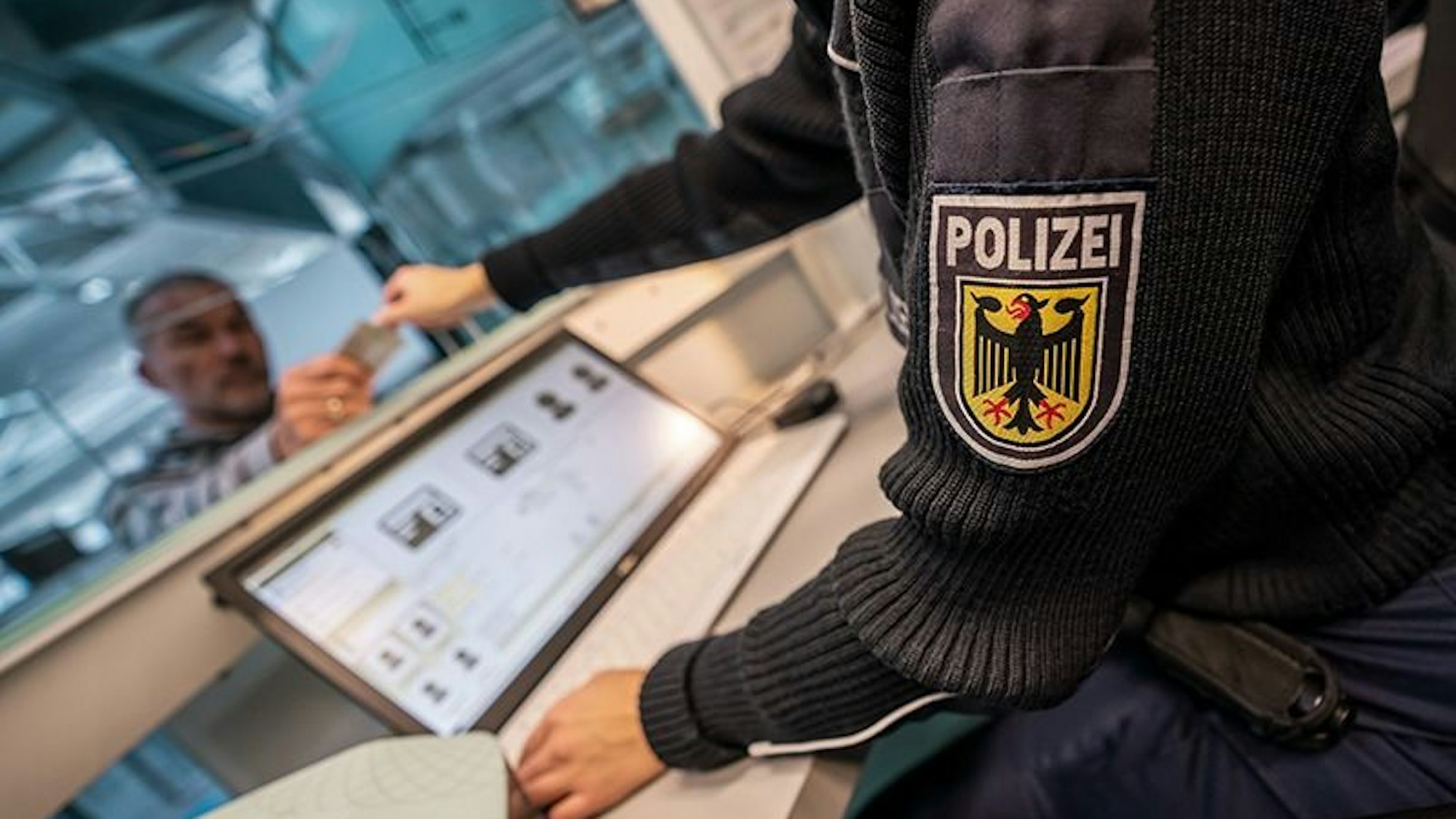 Die auf dem Bild zu sehenden gefälschten Dokumente wurden von der Bundespolizei sichergestellt.