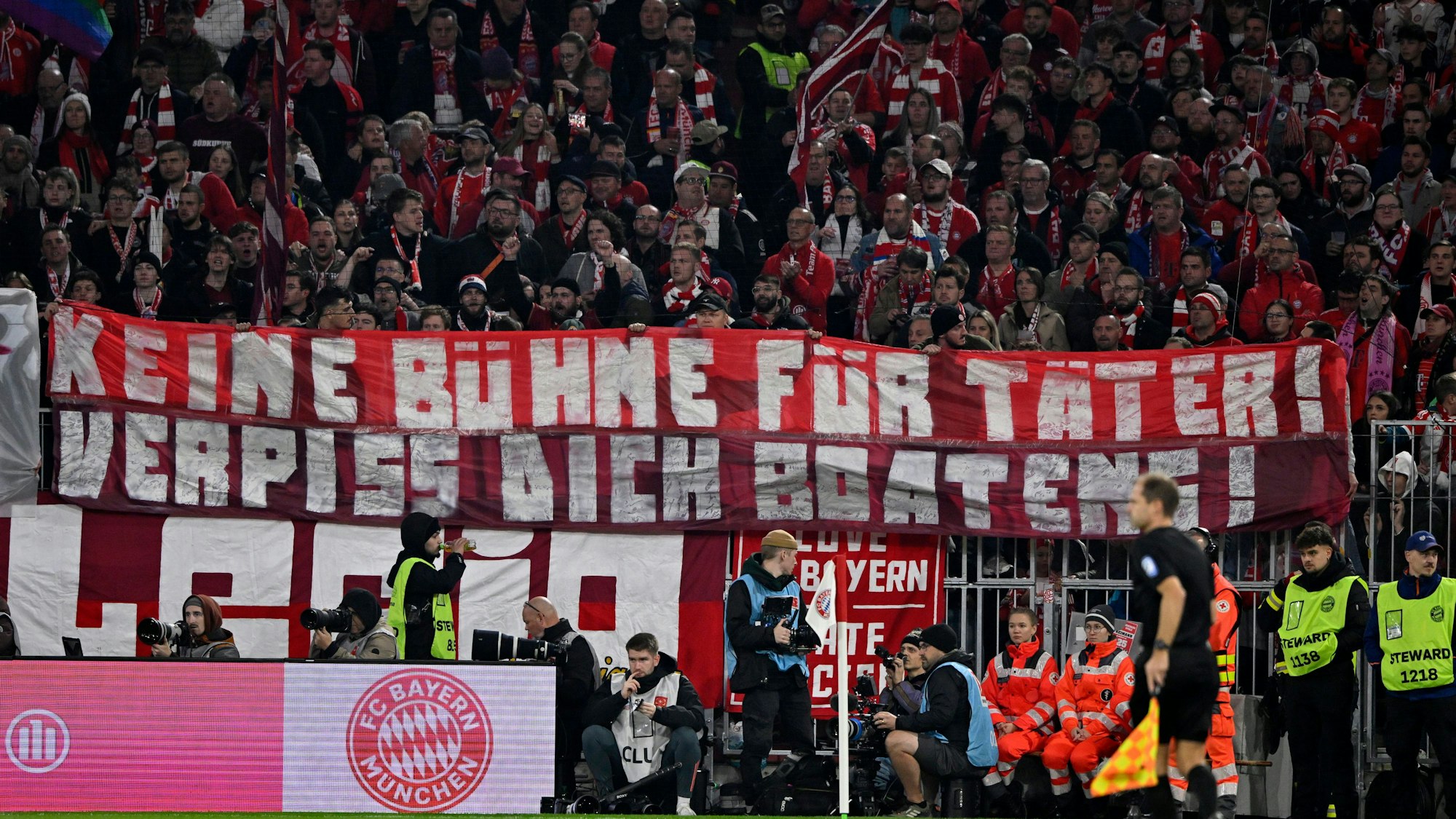 Das Bild zeigt eines der Spruchbänder, die, den Fall Boateng kommentiert haben, beim Spiel des FC Bayern gegen Borussia Dortmund im Oktober 2025. Foto: IMAGO/Michael Weber