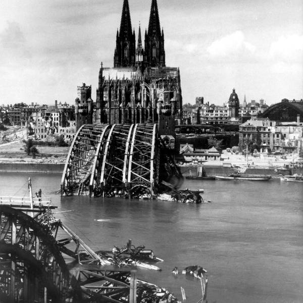 ARCHIV - 01.01.1945, Nordrhein-Westfalen, Köln: Die Aufnahme von 1945 zeigt den Blick auf den Kölner Dom, der als einziges Bauwerk aus den Trümmern der Stadt hervorragt. Vorn die zerstörte Hohenzollernbrücke. (zu dpa: «Als das Inferno verstummte - vor 80 Jahren endete der Zweite Weltkrieg») Foto: -/dpa +++ dpa-Bildfunk +++