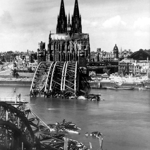 ARCHIV - 01.01.1945, Nordrhein-Westfalen, Köln: Die Aufnahme von 1945 zeigt den Blick auf den Kölner Dom, der als einziges Bauwerk aus den Trümmern der Stadt hervorragt. Vorn die zerstörte Hohenzollernbrücke. (zu dpa: «Als das Inferno verstummte - vor 80 Jahren endete der Zweite Weltkrieg») Foto: -/dpa +++ dpa-Bildfunk +++
