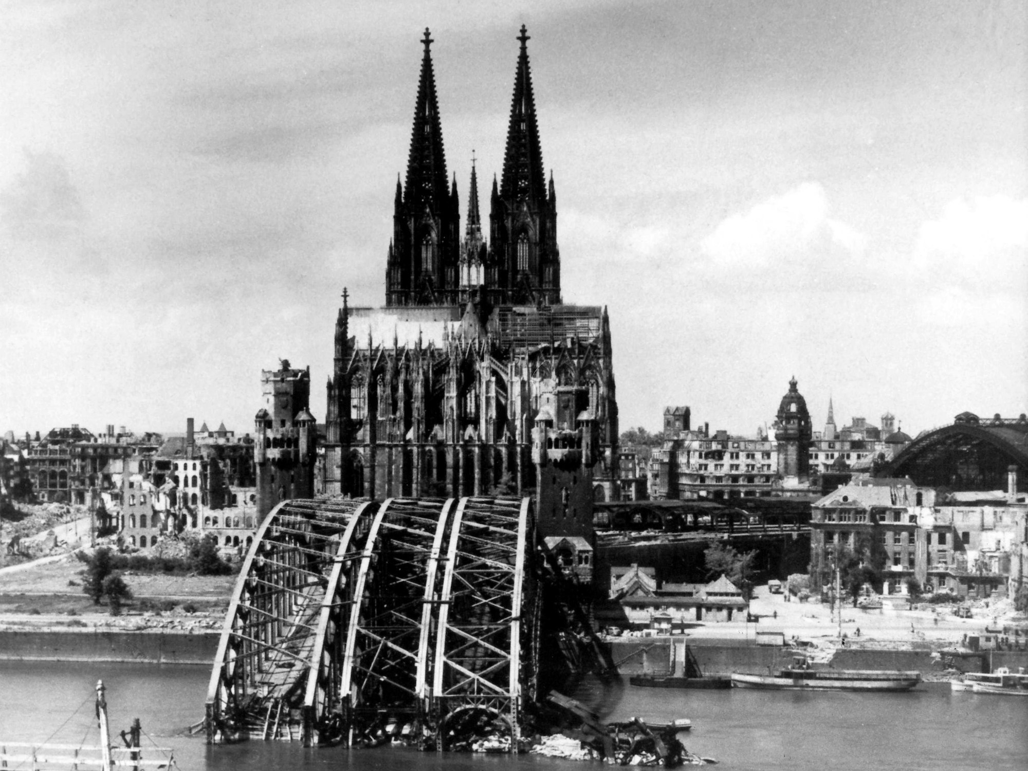 ARCHIV - 01.01.1945, Nordrhein-Westfalen, Köln: Die Aufnahme von 1945 zeigt den Blick auf den Kölner Dom, der als einziges Bauwerk aus den Trümmern der Stadt hervorragt. Vorn die zerstörte Hohenzollernbrücke. (zu dpa: «Als das Inferno verstummte - vor 80 Jahren endete der Zweite Weltkrieg») Foto: -/dpa +++ dpa-Bildfunk +++