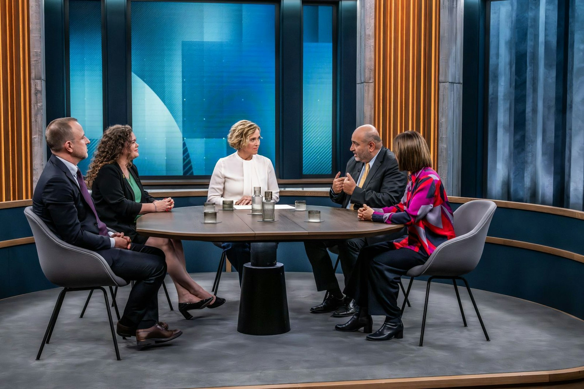 Caren Miosga diskutierte mit ihren Gästen über die zurückliegenden Friedensgespräche im Nahen Osten sowie die bevorstehenden Verhandlungen über einen möglichen Frieden in der Ukraine. (Bild: ARD/Claudius Pflug)