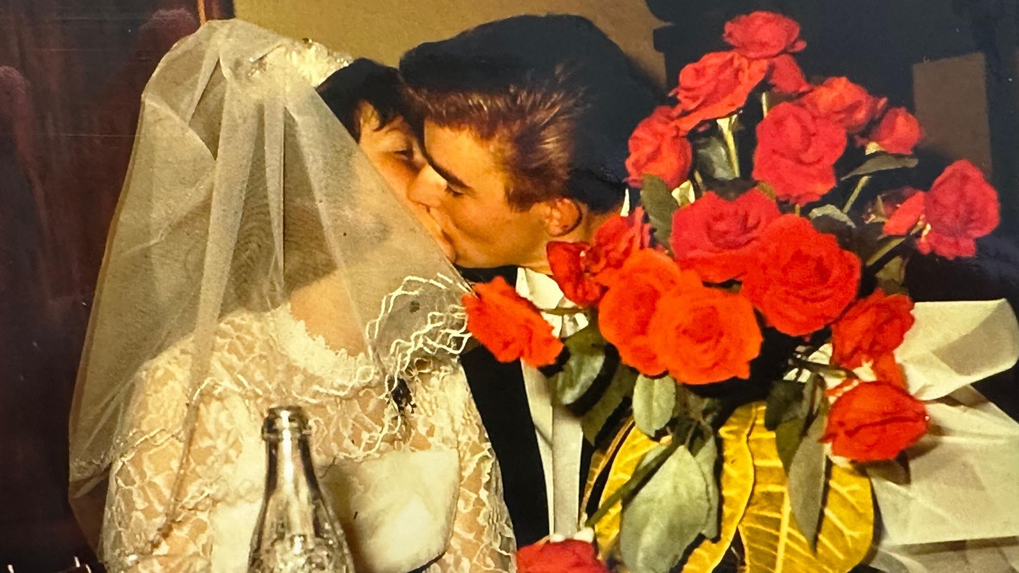 Ein leidenschaftlicher Kuss für die junge Braut. Ingrid und Norbert Hausmann gaben sich am 23. Oktober 1965 das Ja-Wort.