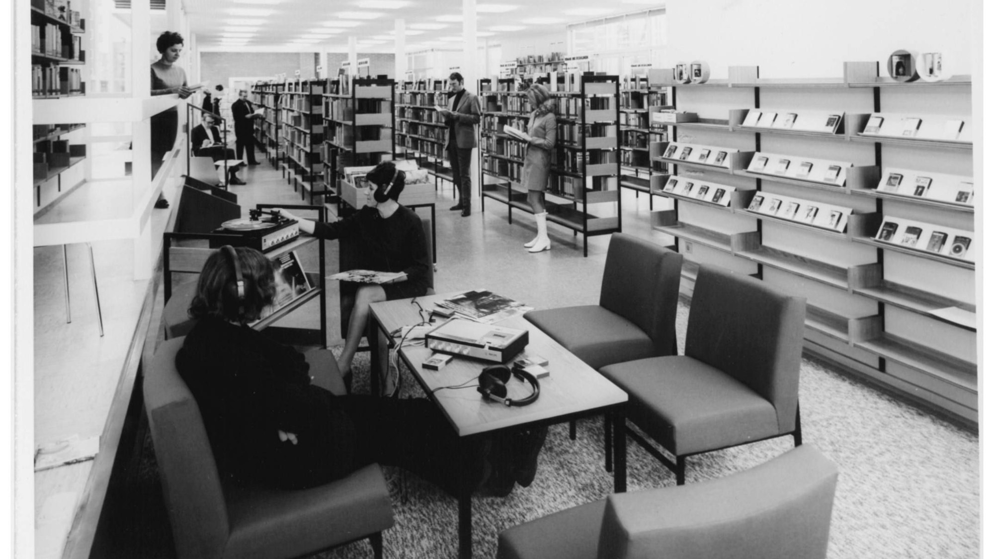 Menschen mit Kopfhörern hören Musik in der Neubrücker Stadtteilbibliothek im Jahr 1971.