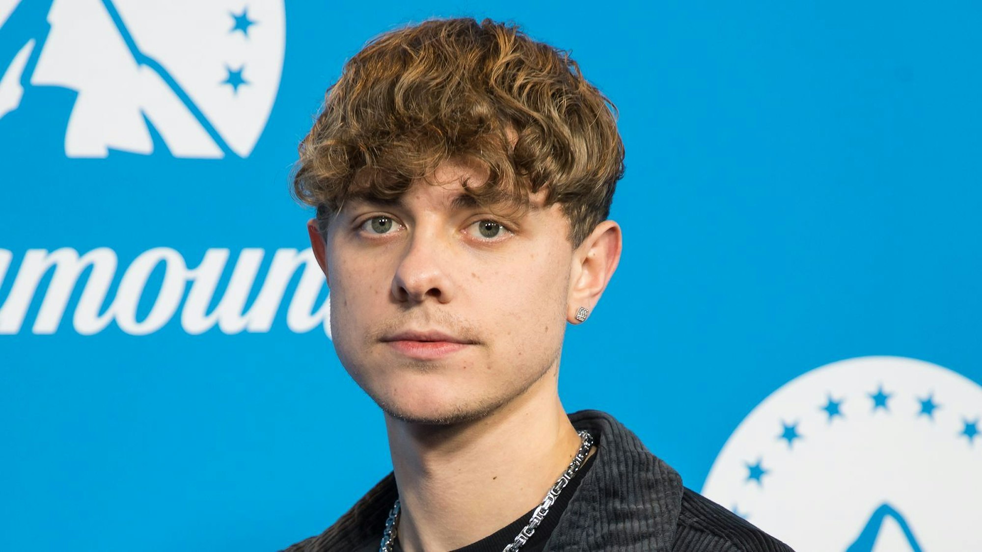 Der 28-jährige Kölner Jonas Ems ist nicht nur als Content Creator bekannt, sondern auch als Buchautor. Zum Start der neuen ARD-Thriller-Serie „Schattenseite“, die auf seinem gleichnamigen Roman beruht, erklärt er, warum ihn Themen wie Mobbing und Hackerangriffe besonders beschäftigen. (Bild: Getty Images/Ben Kriemann)