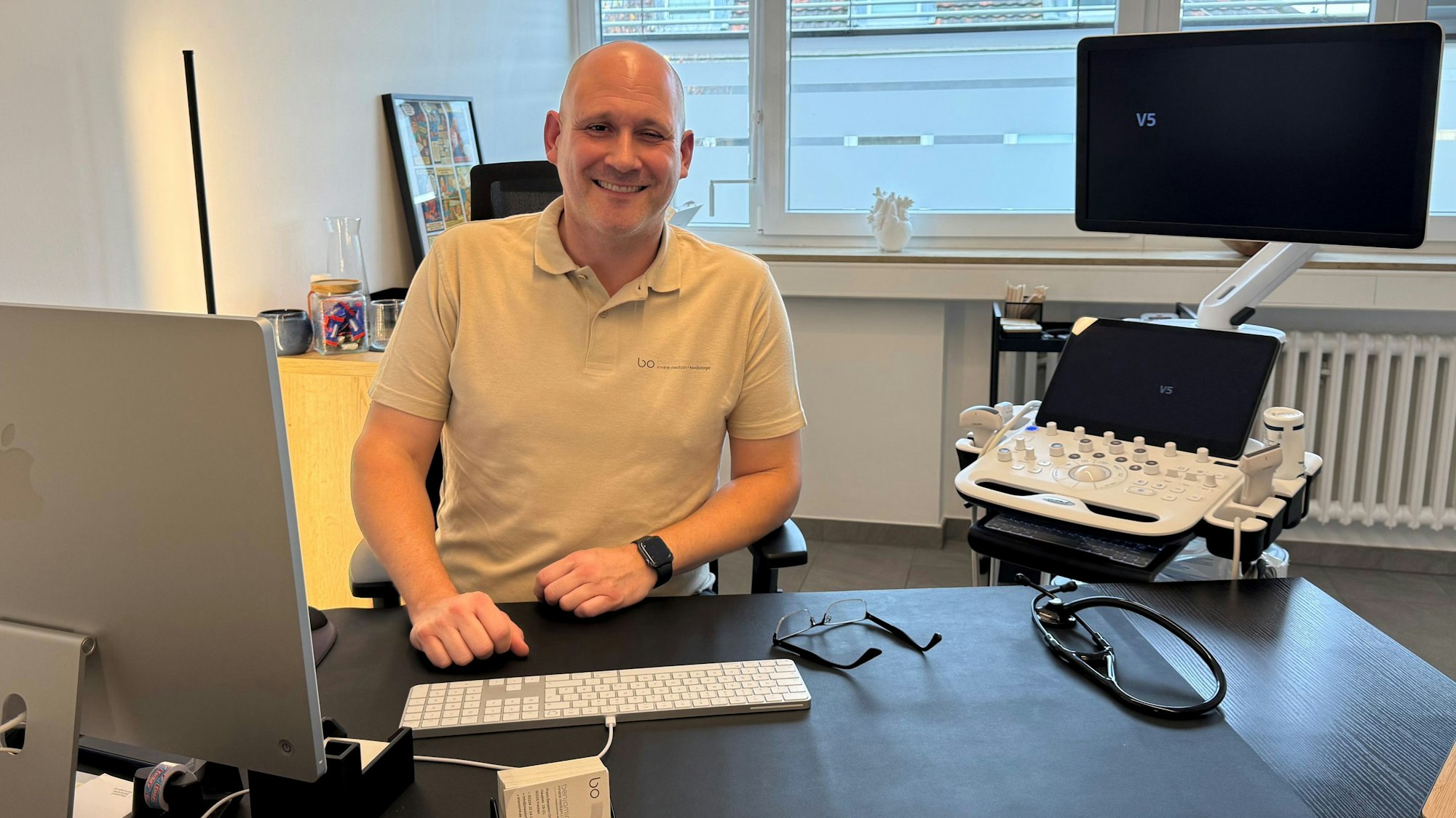 Das Bild zeigt den Frechener Hausarzt Benjamin Orth.