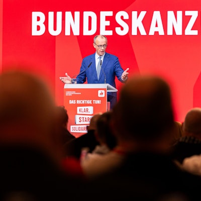 20.10.2025, Niedersachsen, Hannover: Bundeskanzler Friedrich Merz (CDU) spricht beim Kongress der Industriegewerkschaft Bergbau, Chemie, Energie (IGBCE) im Hannover Congress Centrum (HCC). Der Gewerkschaftskongress ist das höchste beschlussfassende Organ der IGBCE und findet alle vier Jahre statt. Foto: Michael Matthey/dpa +++ dpa-Bildfunk +++