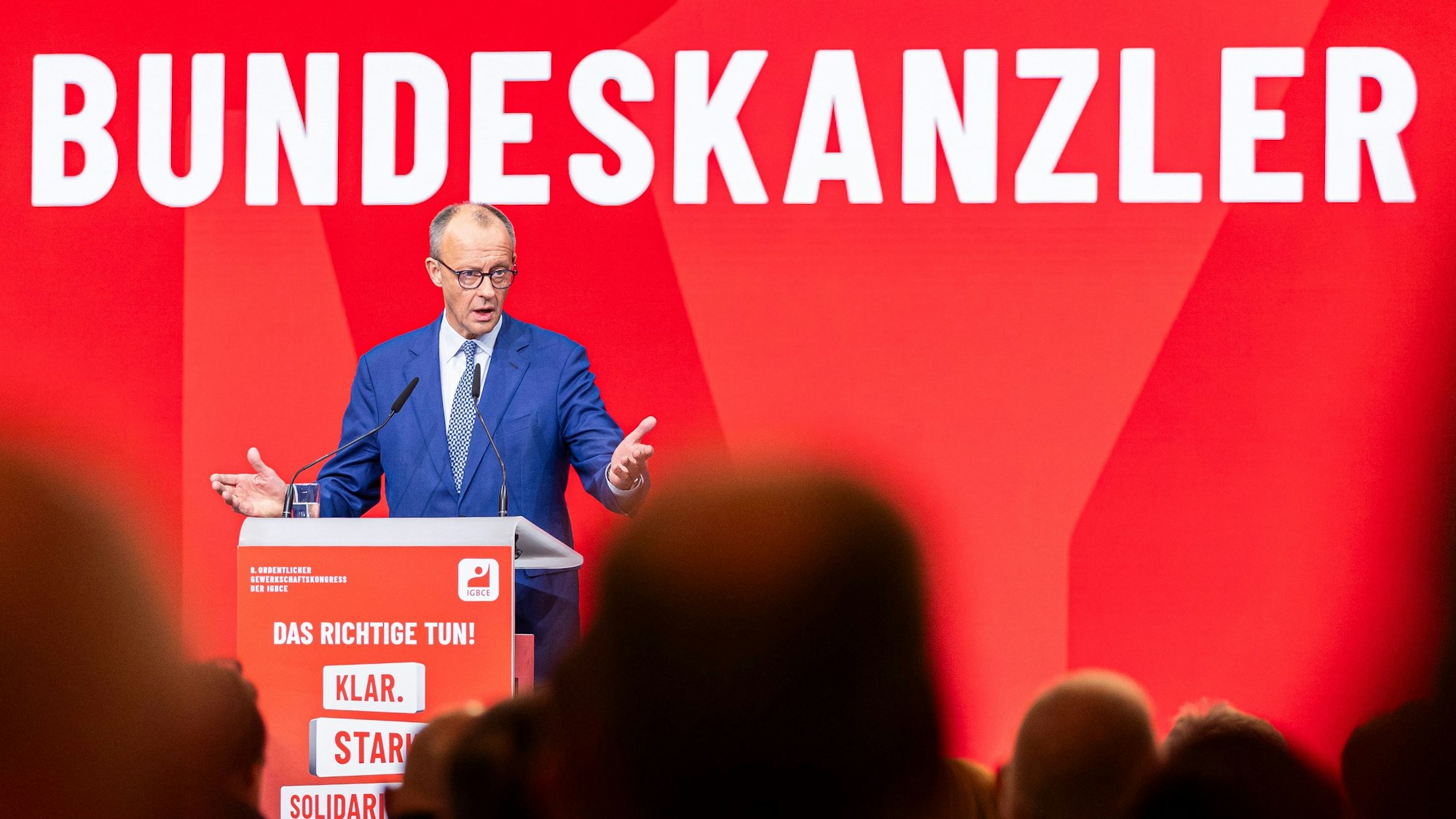 20.10.2025, Niedersachsen, Hannover: Bundeskanzler Friedrich Merz (CDU) spricht beim Kongress der Industriegewerkschaft Bergbau, Chemie, Energie (IGBCE) im Hannover Congress Centrum (HCC). Der Gewerkschaftskongress ist das höchste beschlussfassende Organ der IGBCE und findet alle vier Jahre statt. Foto: Michael Matthey/dpa +++ dpa-Bildfunk +++
