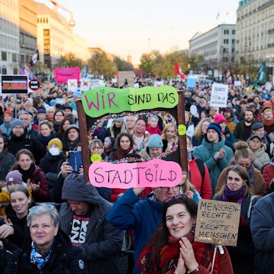 In Berlin und Kiel sind Demonstrationen zu den Merz-Äußerungen geplant.