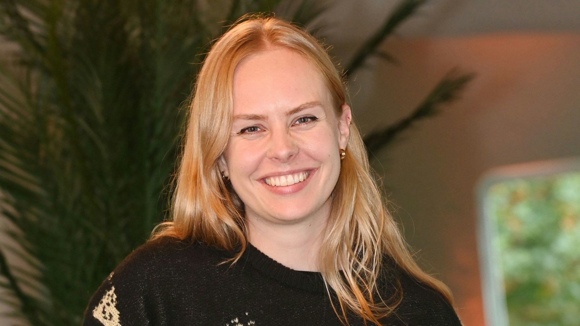 07.10.2025 Köln. Treffen mit Autorin, Influencerin Clara Lösel, die mit ihrem Poetry-Slam ein Millionen-Publikum auf Social Media erreicht. Ihr Buch ist ein Bestseller und jetzt geht sie auf Tour und macht Halt in Köln. Foto: Alexander Schwaiger