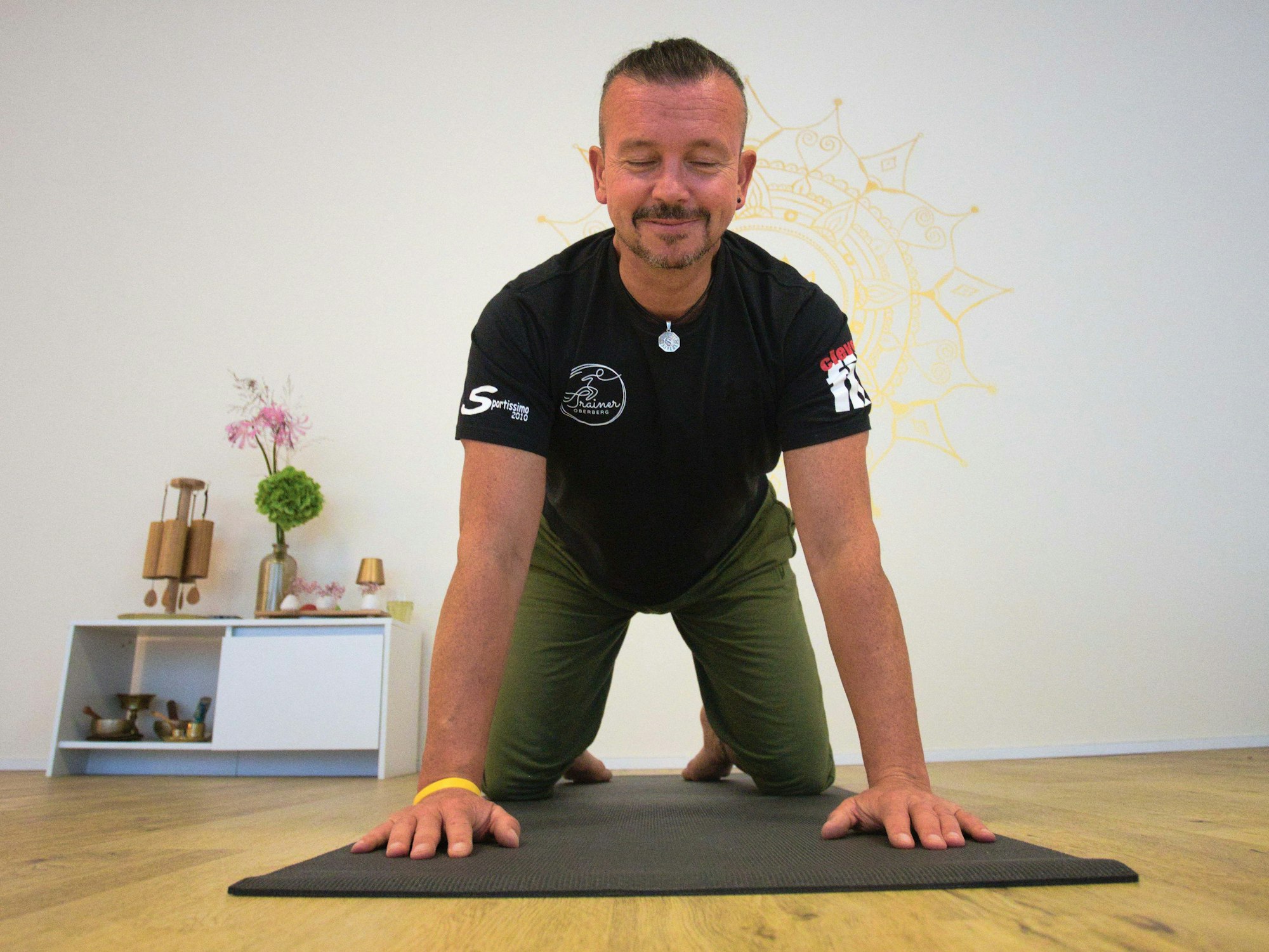 Blick auf einen Yoga-Trainer bei einer Übung