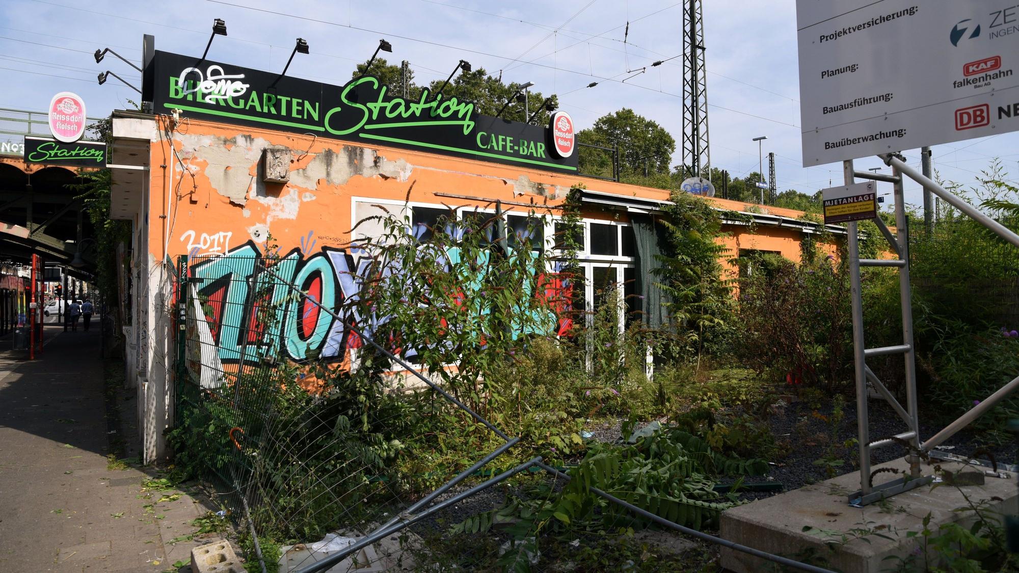 Seit vielen Jahren eine Bauruine: Der Streit zwischen Bahn und dem Eigentümer des Gebäudes, in dem sich einst die Kneipe „Station“ befand, ist zwar beendet, das Enteignungsverfahren läuft aber noch. (Archivbild)