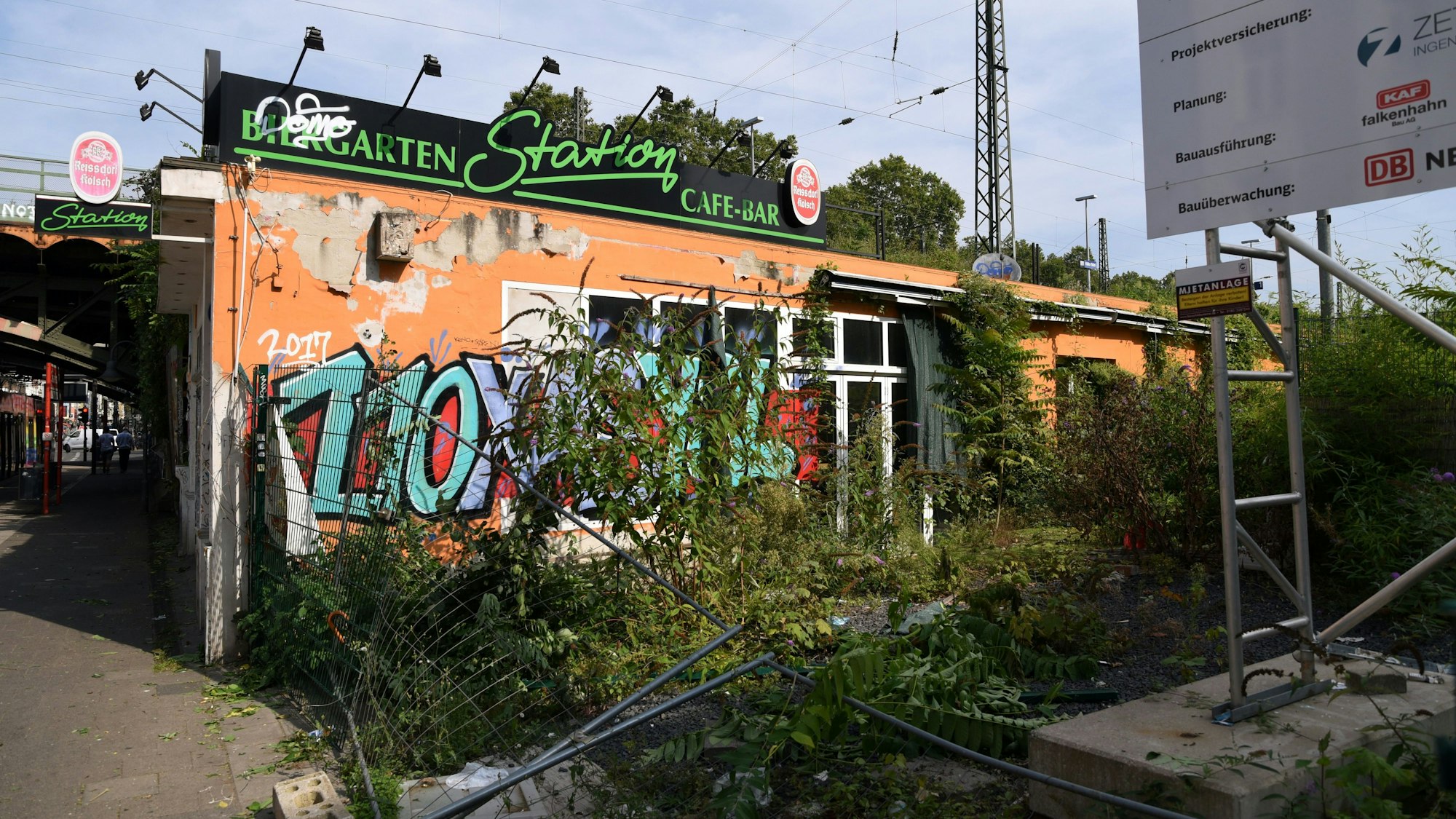Seit vielen Jahren eine Bauruine: Der Streit zwischen Bahn und dem Eigentümer des Gebäudes, in dem sich einst die Kneipe „Station“ befand, ist zwar beendet, das Enteignungsverfahren läuft aber noch. (Archivbild)