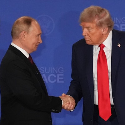 US-Präsident Donald Trump (r) reicht dem russischen Präsidenten Wladimir Putin während einer gemeinsamen Pressekonferenz auf der Joint Base Elmendorf-Richardson in Alaska die Hand. (Archivbild) Trump will sich mit Kremlchef Putin in der ungarischen Hauptstadt Budapest treffen.