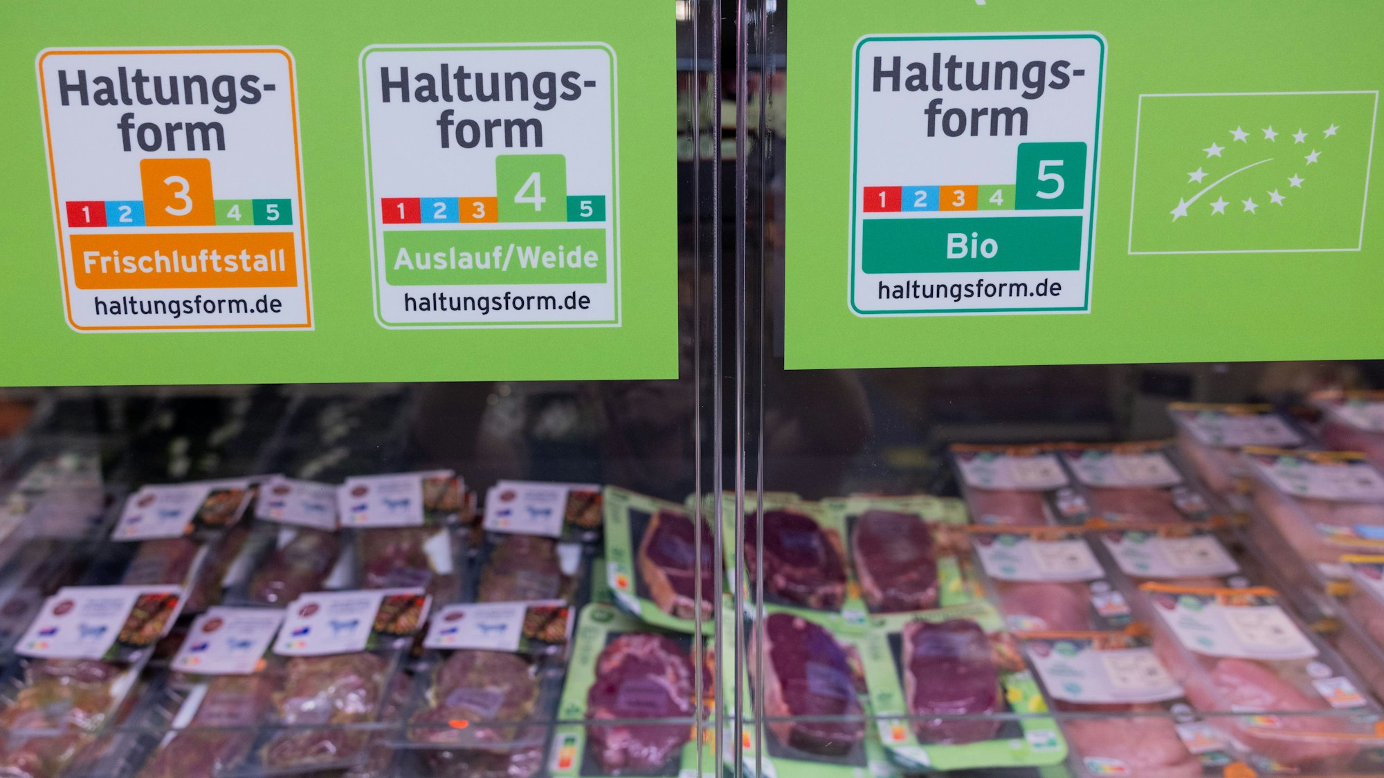 Fleischwaren liegen bei Aldi Süd in Kühlschränken nach Haltungsform sortiert.