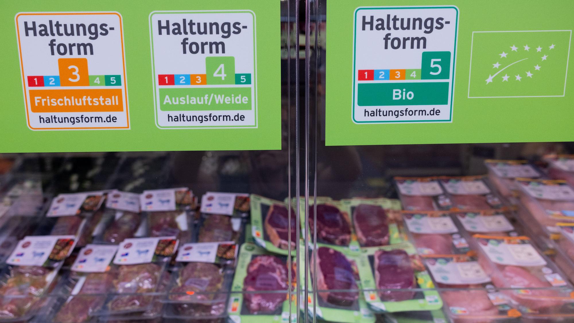Fleischwaren liegen bei Aldi Süd in Kühlschränken nach Haltungsform sortiert.