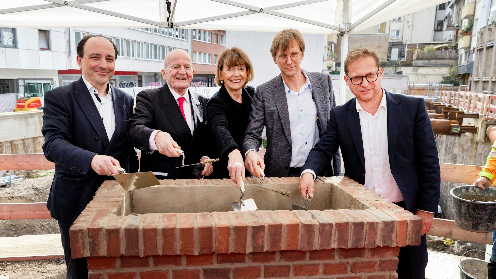 Gruppenbild bei der symbolischen Grundsteinlegung