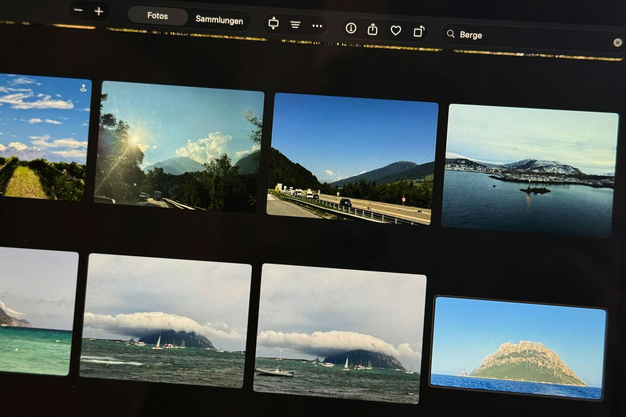 Alle Berge anzeigen? Einfach «Berge» ins Suchfeld schreiben. Die Fotos-App findet dann schon die meisten Bilder mit Bergen drauf und man kann mit Verschlagwortung oder Titeln beginnen.